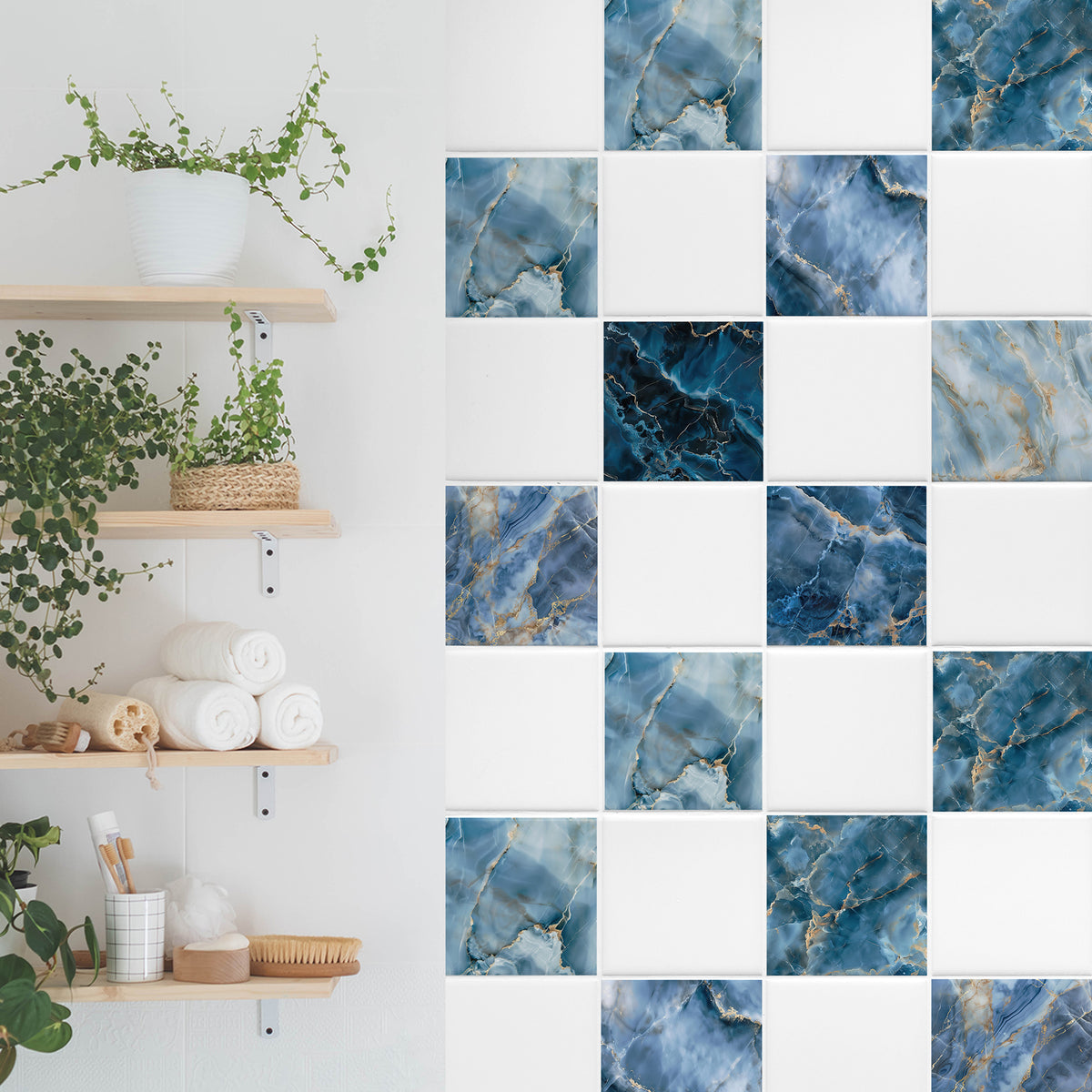Mosaikfliesen in Blau- und Weißtönen mit goldenen Akzenten.