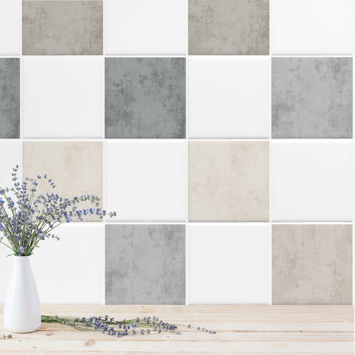 Fliesenmuster in Grau, Weiß und Beige mit Lavendel.