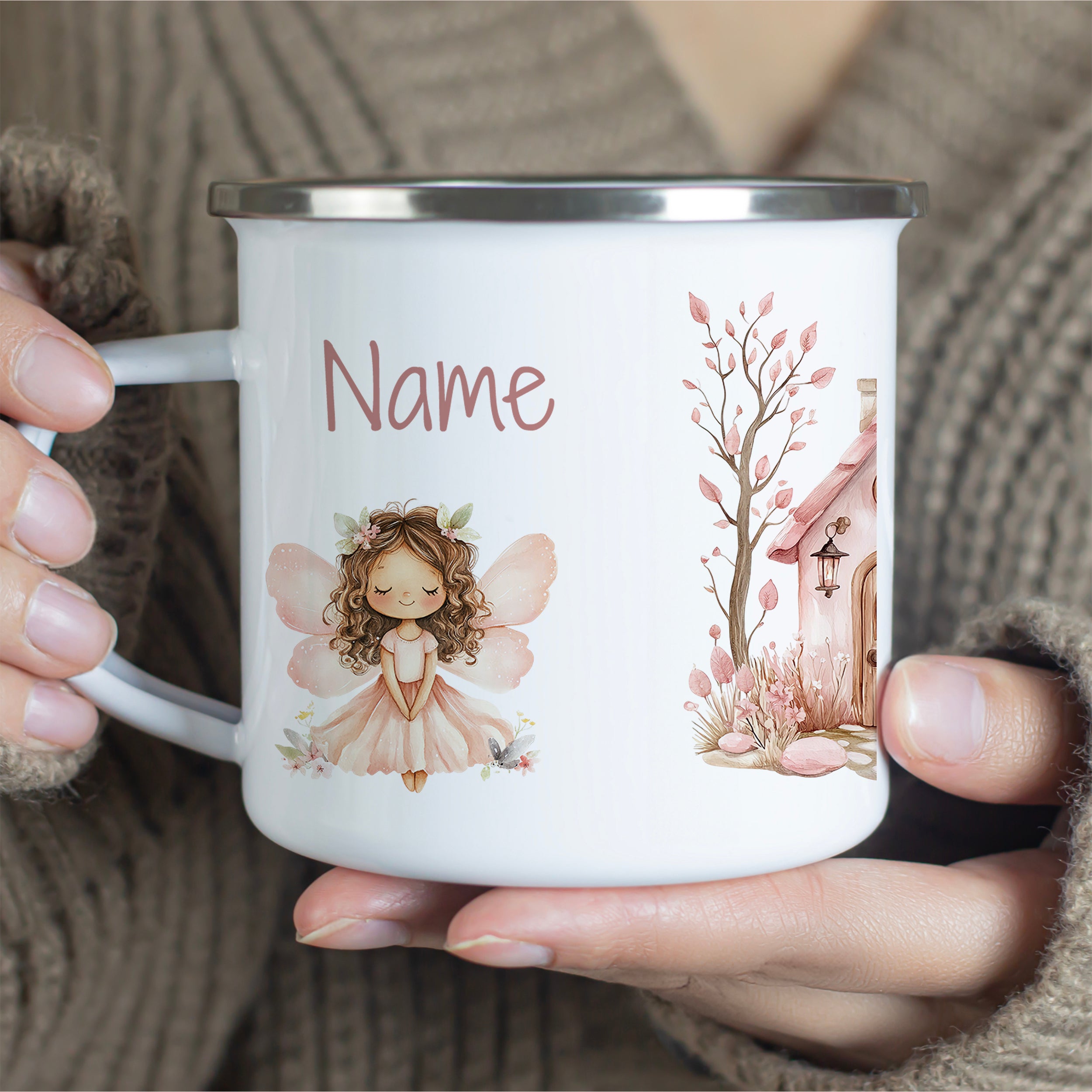 Weißer Emaille-Becher mit Feenmotiv und personalisiertem Namen.