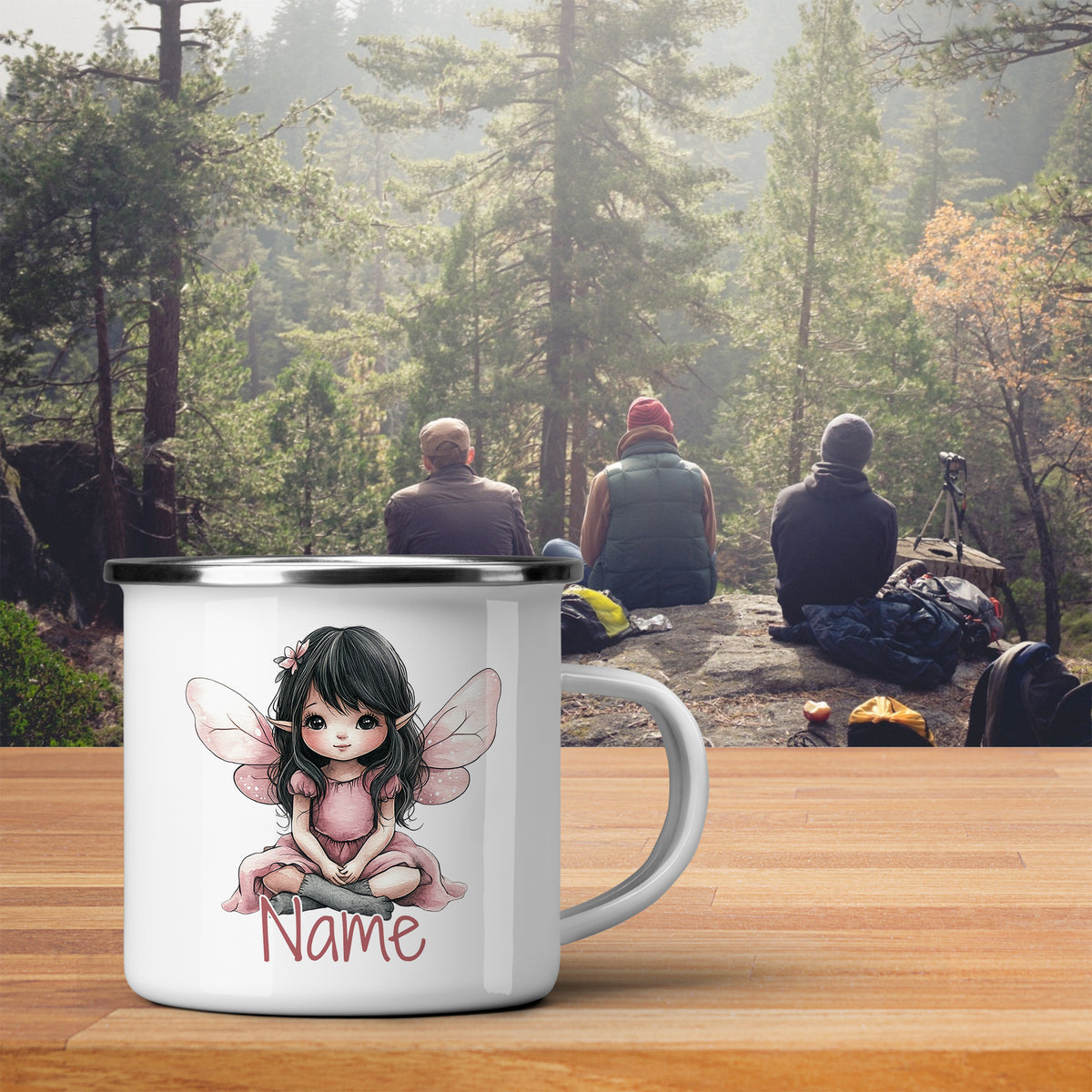 Weißer Emaille-Becher mit einer feenhaften Illustration und Platz für Namen.