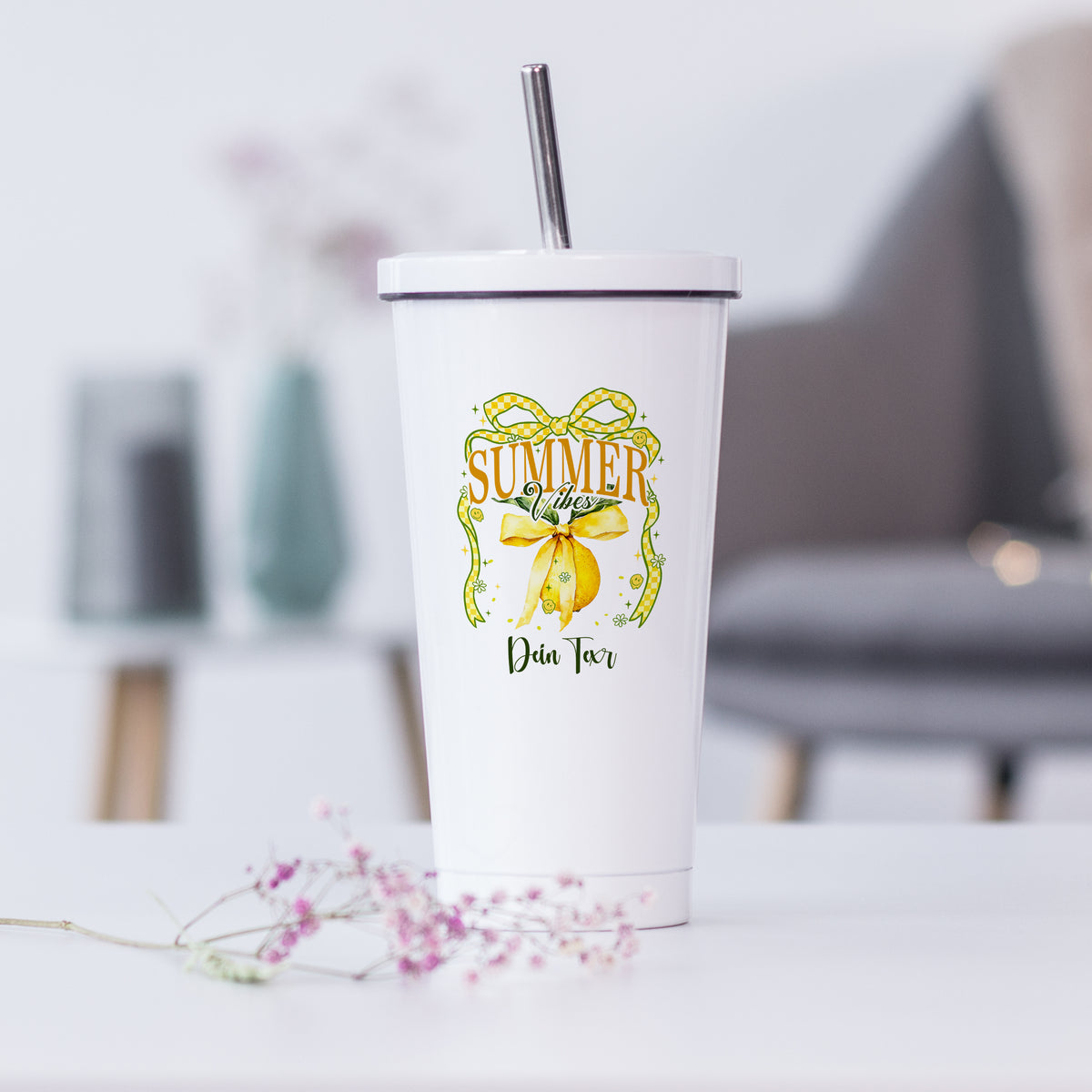Weißer Becher mit Sommer-Motiv und gelbem Schriftzug.