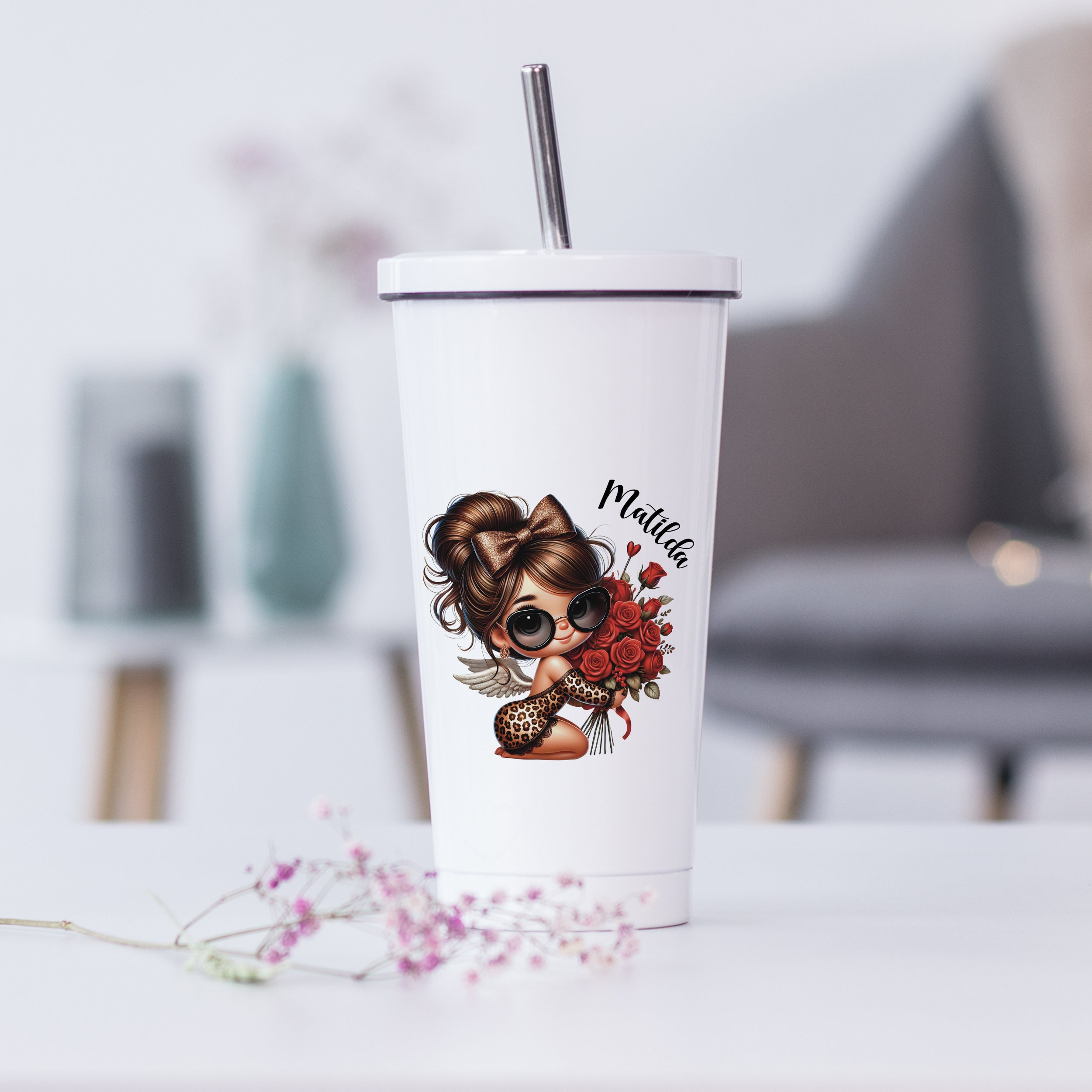 Weißer Becher mit buntem Mädchen-Design und Blumen.