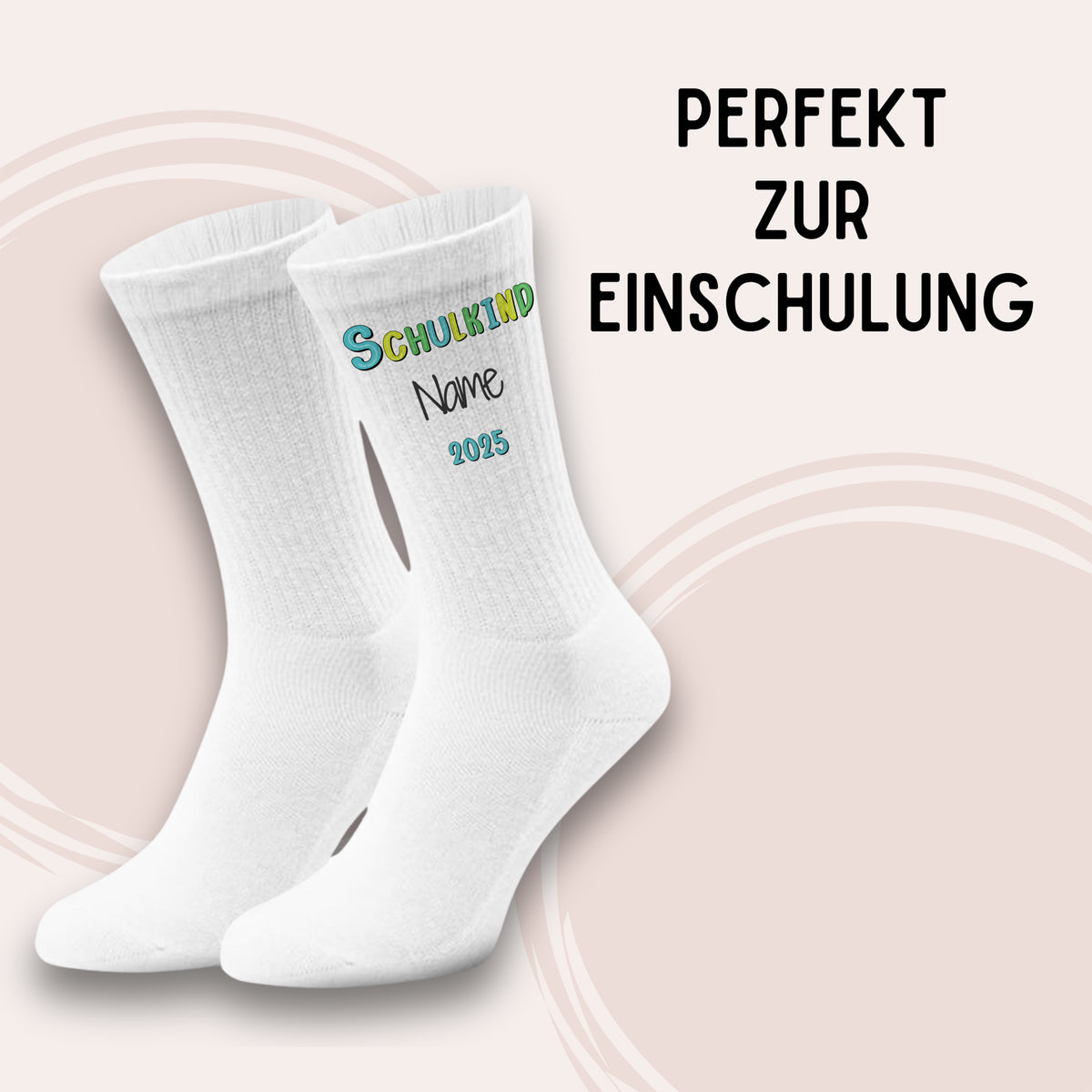 Weiße Socken mit Aufschrift "Schulkind" und personalisierbarem Namen.