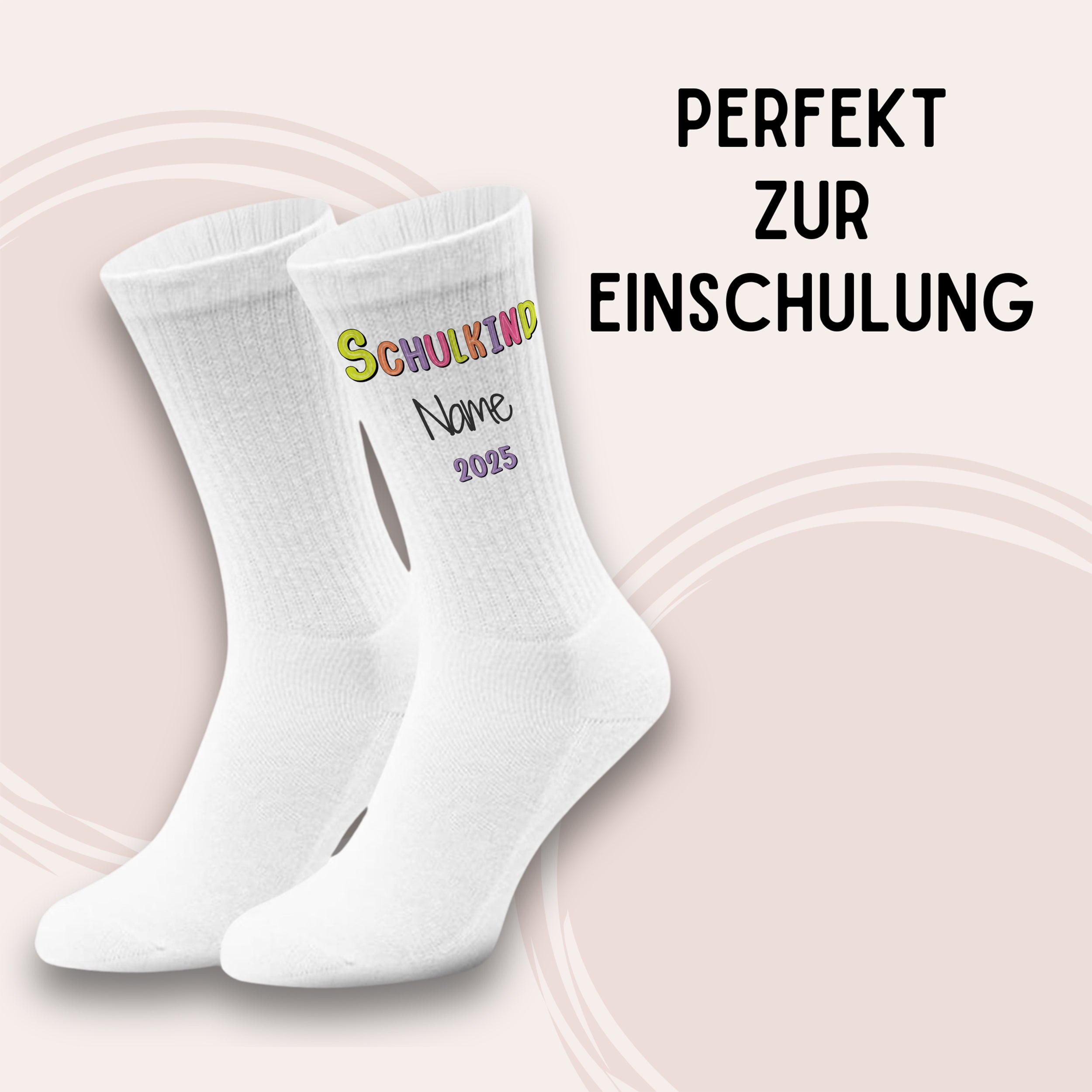 Weiße Socken mit buntem Aufdruck zur Einschulung 2025.
