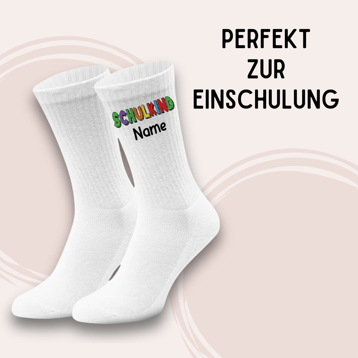 Weiße Socken mit buntem "SCHULKIND"-Schriftzug.