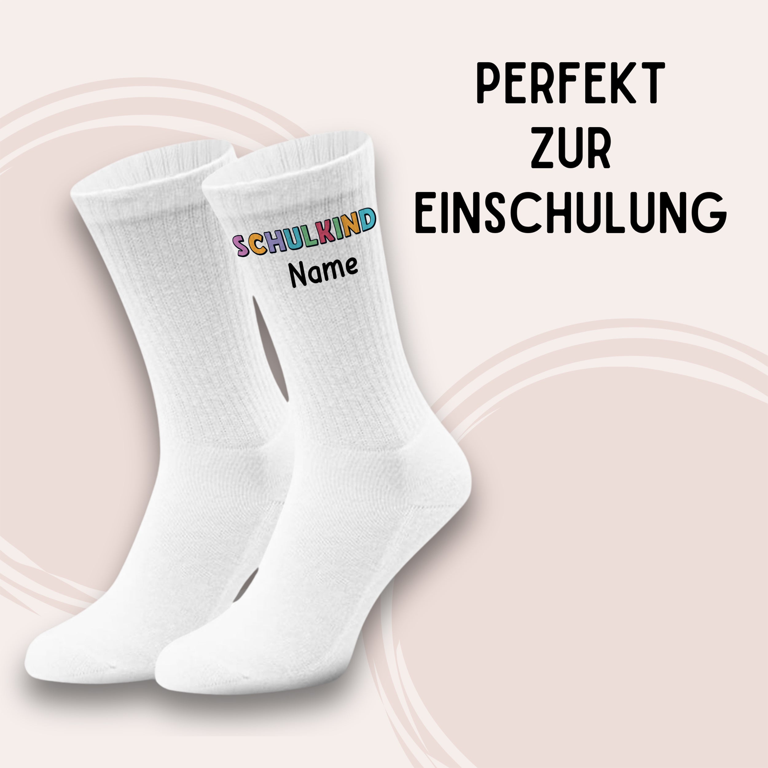 Weiße Socken mit buntem "SCHULKIND"-Aufdruck für Einschulung.