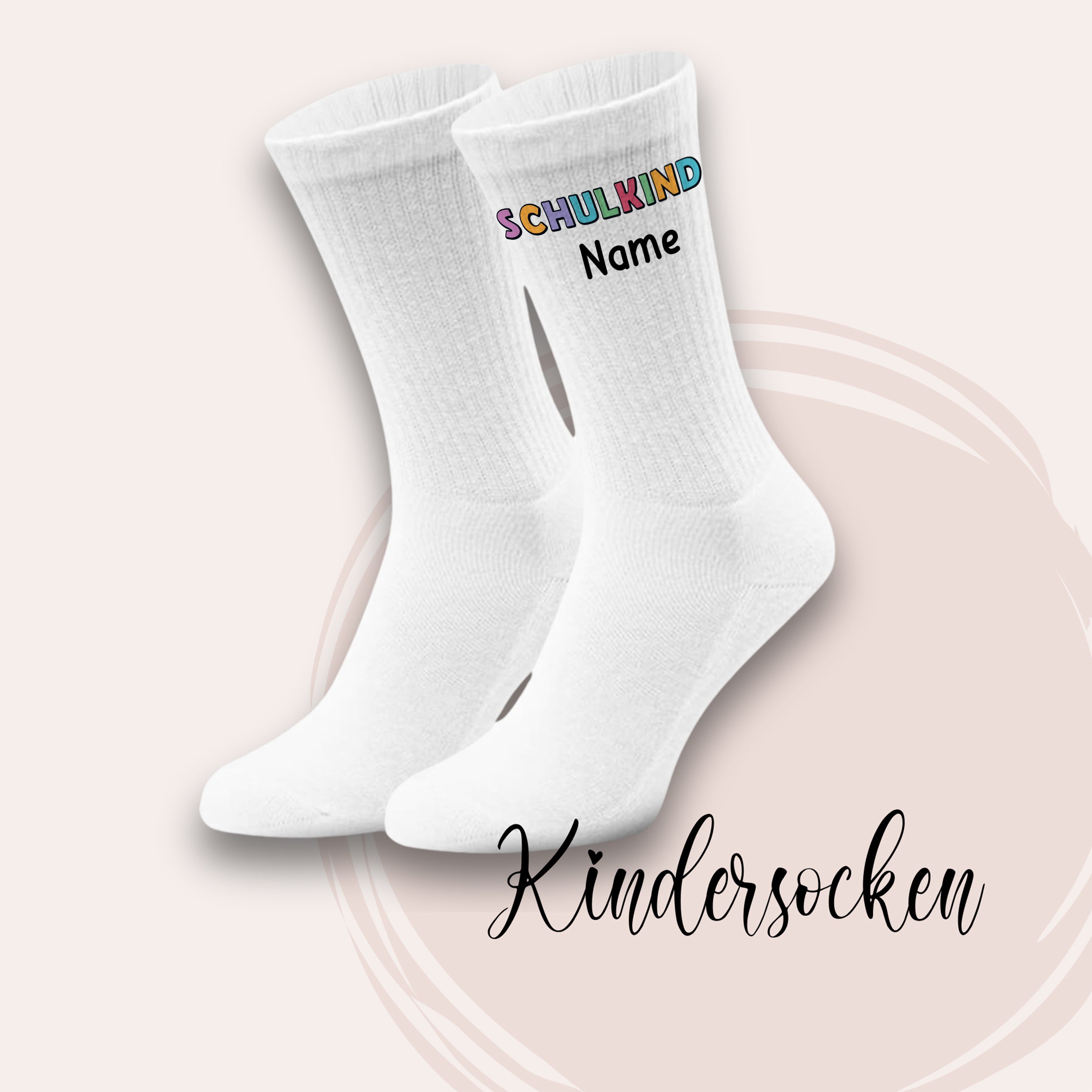 Weiße Kindersocken mit buntem Aufdruck "SCHULKIND" und Platz für Namen.