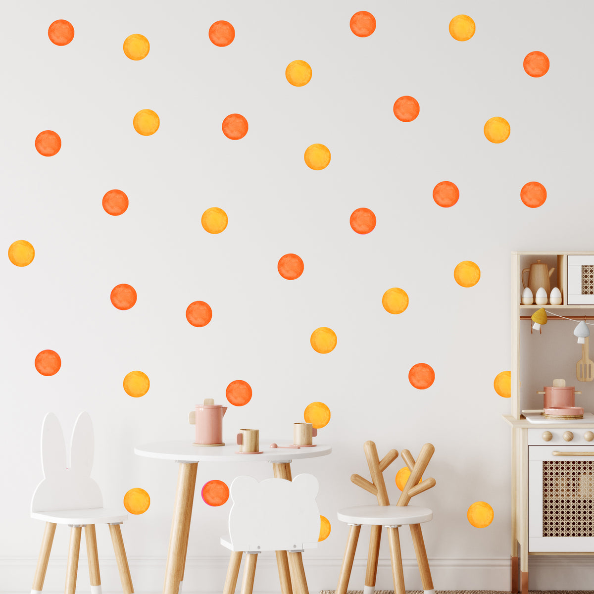 Bunte Wandgestaltung mit orangefarbenen und gelben Punkten.