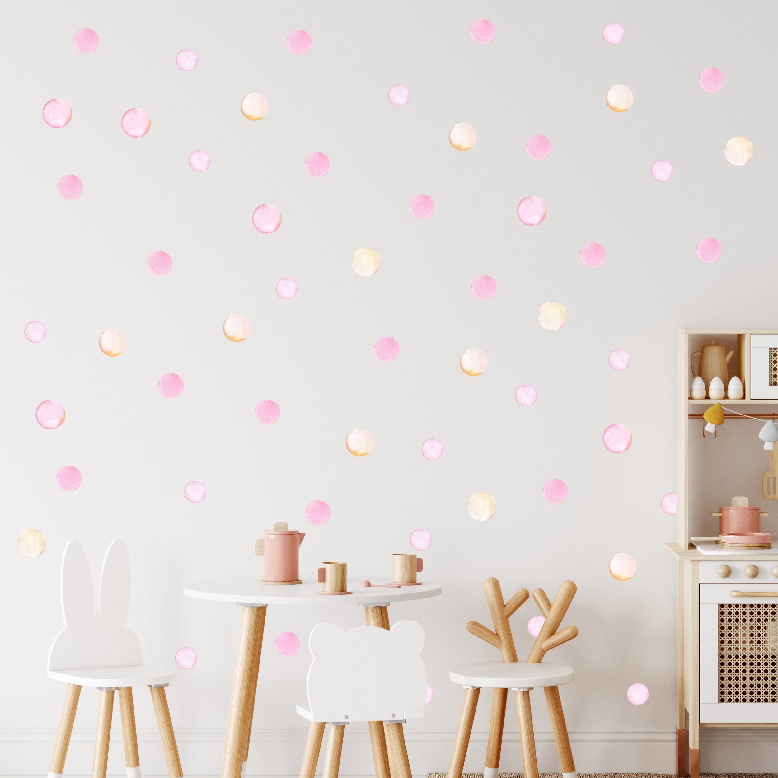 Wand mit rosa und goldenen Punkten, kindliche Einrichtung.