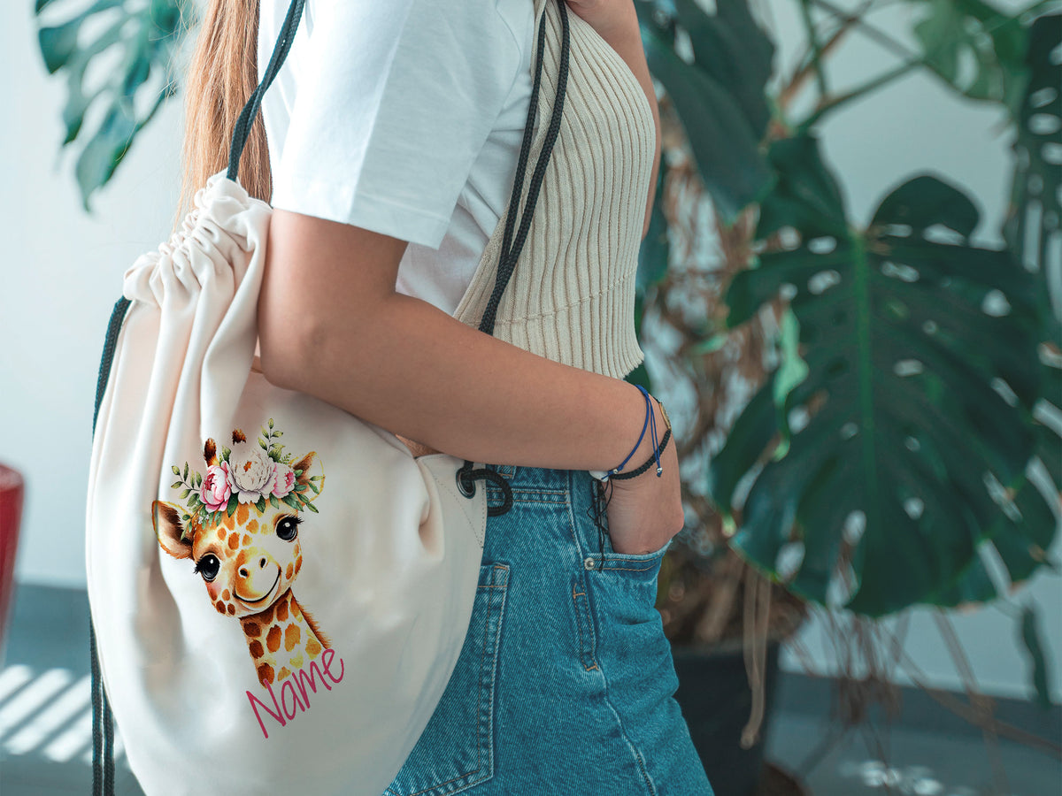Beige Rucksack mit Giraffenmotiv und personalisiertem Namen.