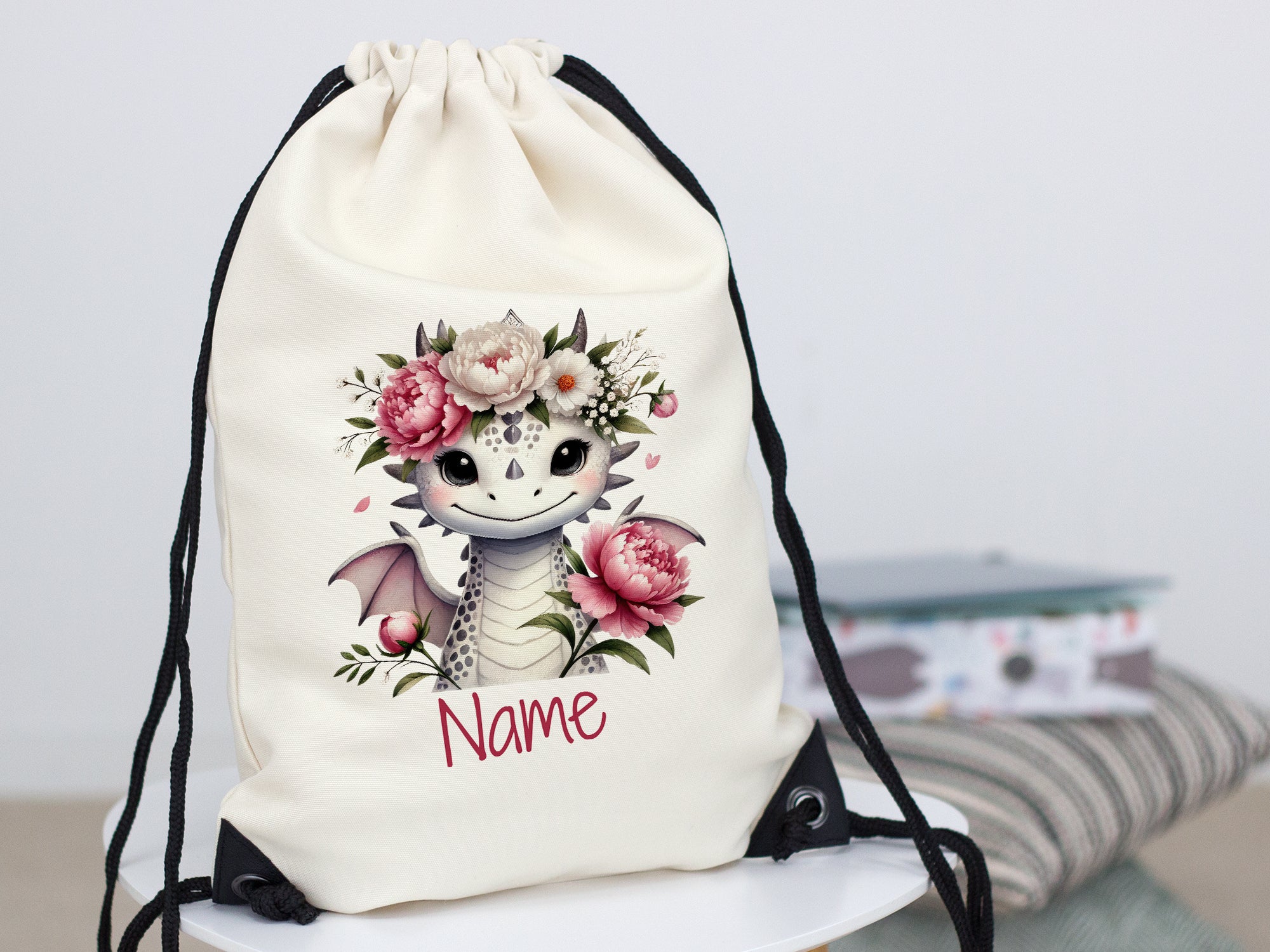Beiger Rucksack mit Drachenmotiv und Blumen, personalisierbar.
