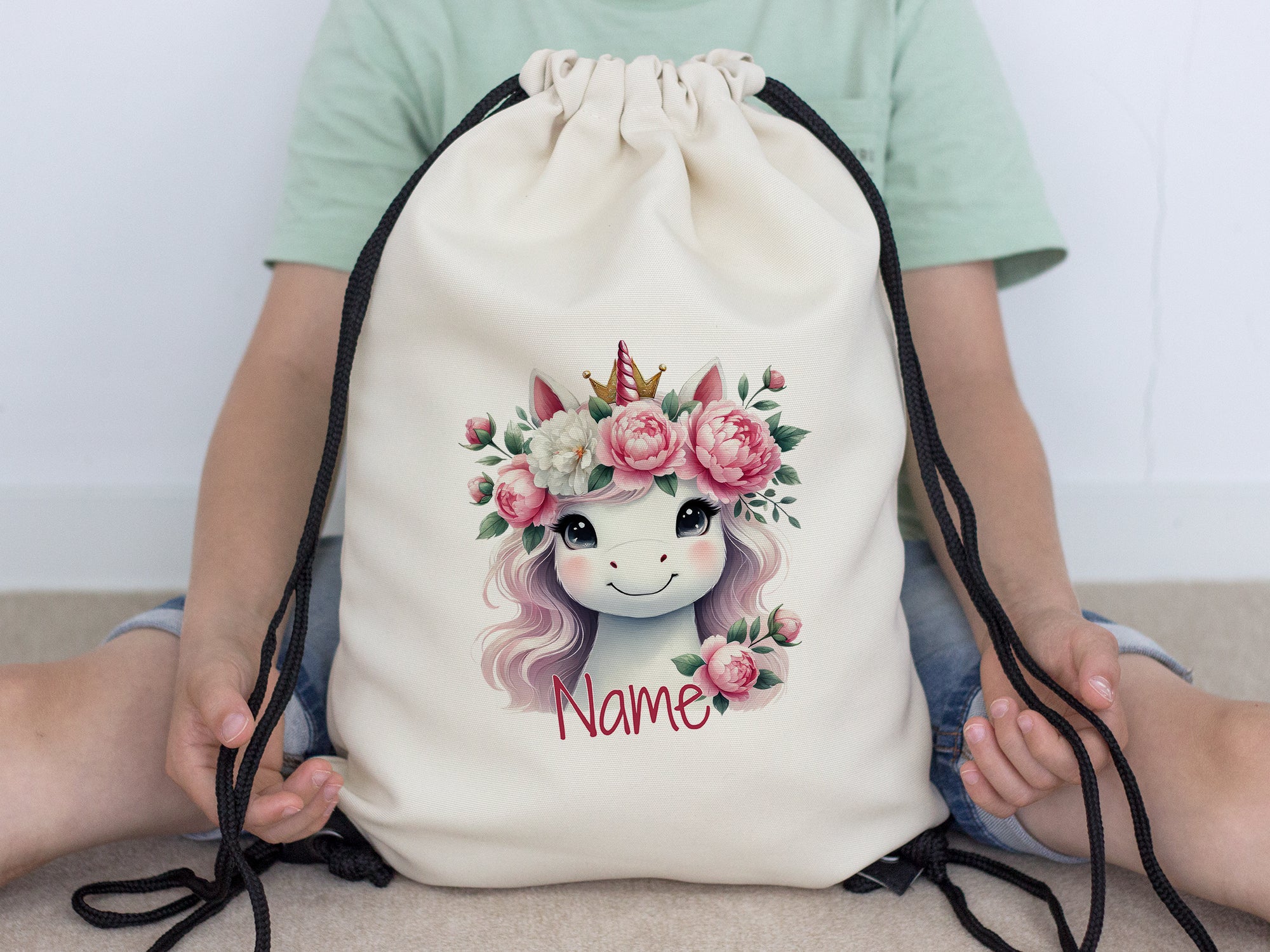 Beiger Rucksack mit Einhorn und Blumenmotiv, personalisierbar.