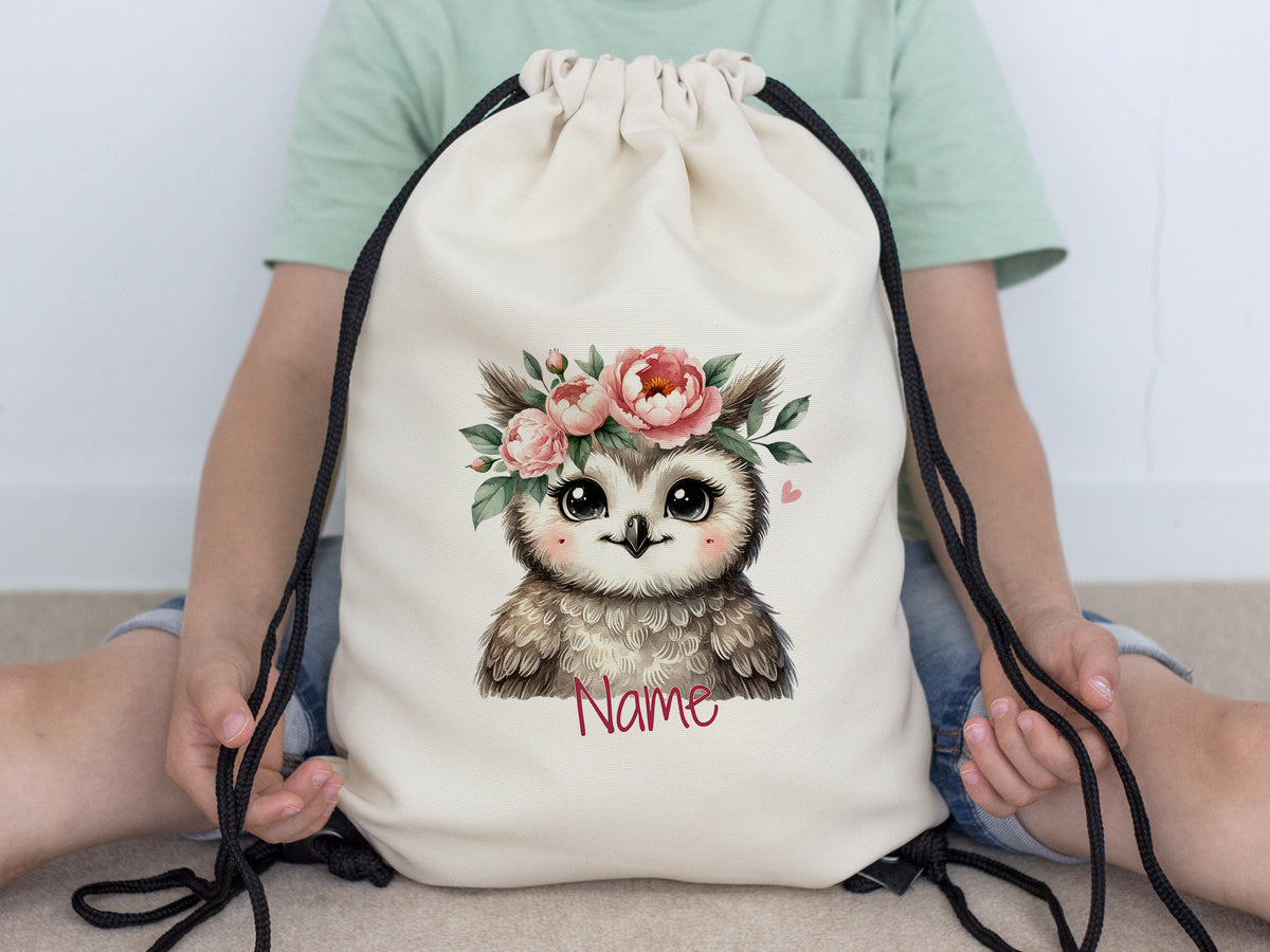Beige Rucksack mit Eule und Blumenmotiv, personalisierbar.