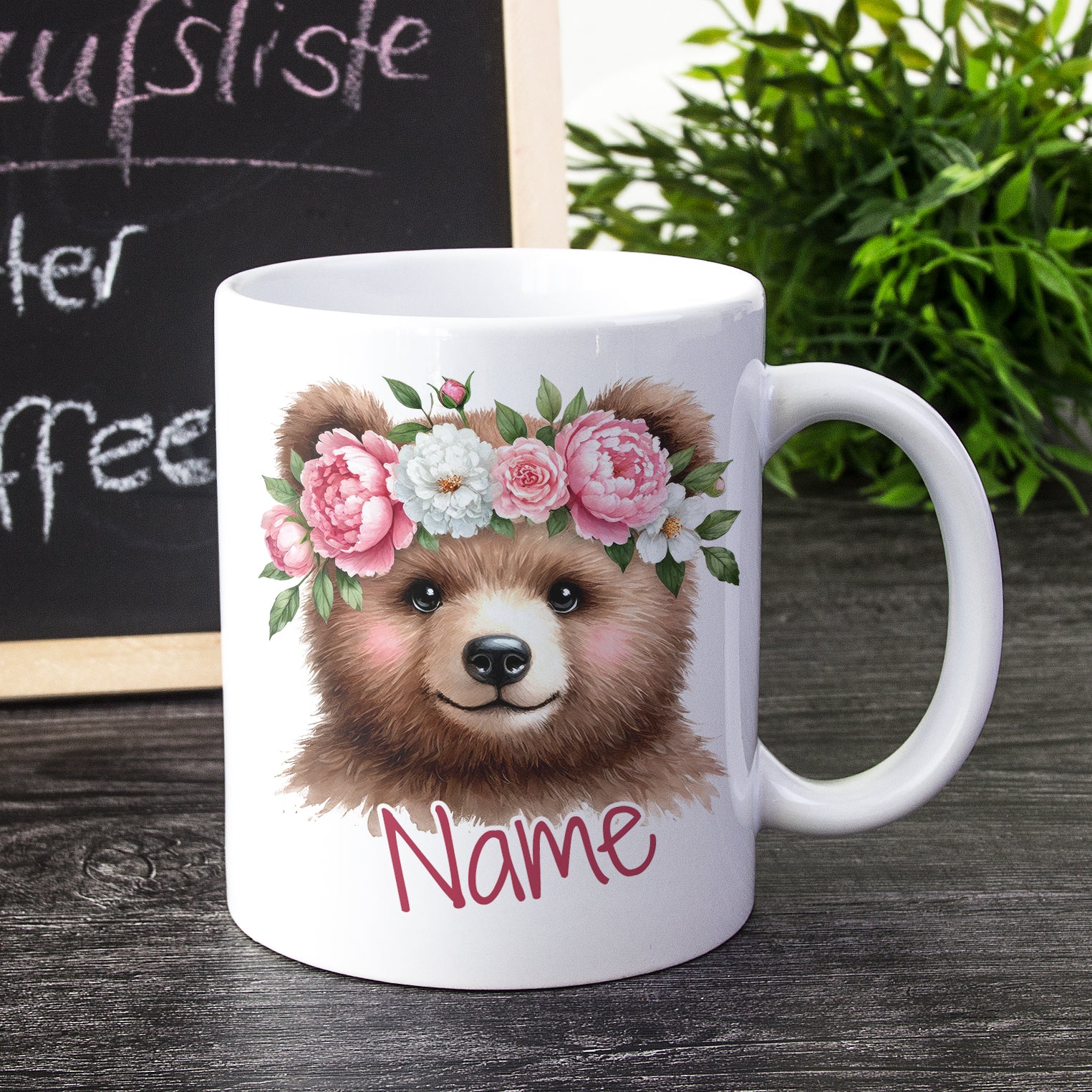 Tasse mit Bärenmotiv und Blumenkranz, personalisierbar.