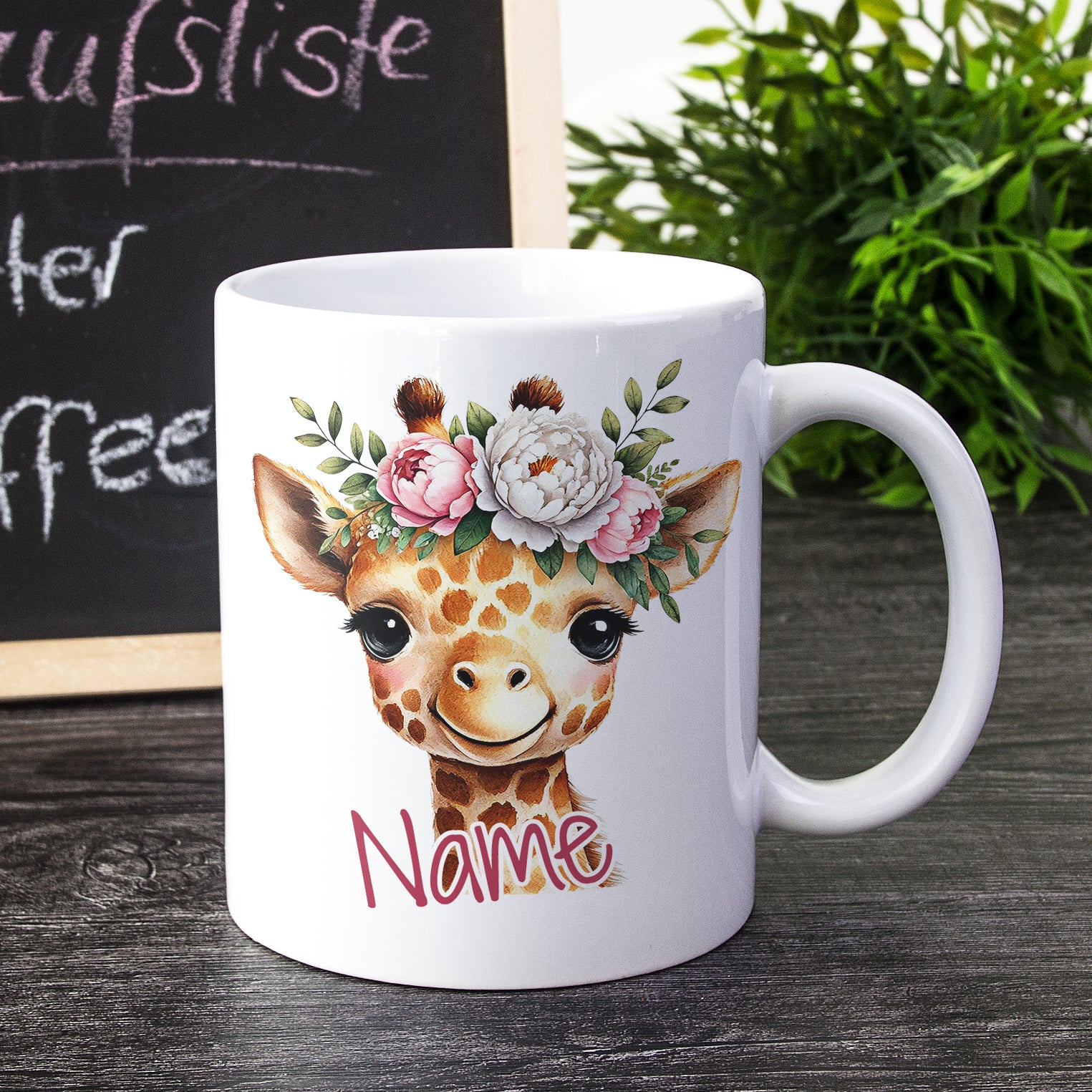 Tasse mit Giraffenmotiv und Blumen, personalisierbar.