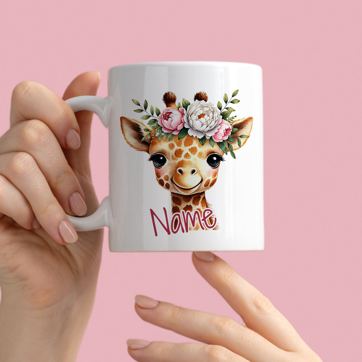 Weißer Becher mit Giraffenmotiv und Blumenkranz.