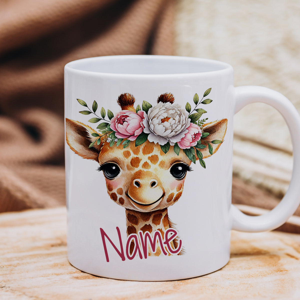 Kaffeetasse mit Giraffenmotiv und Blumenkranz.