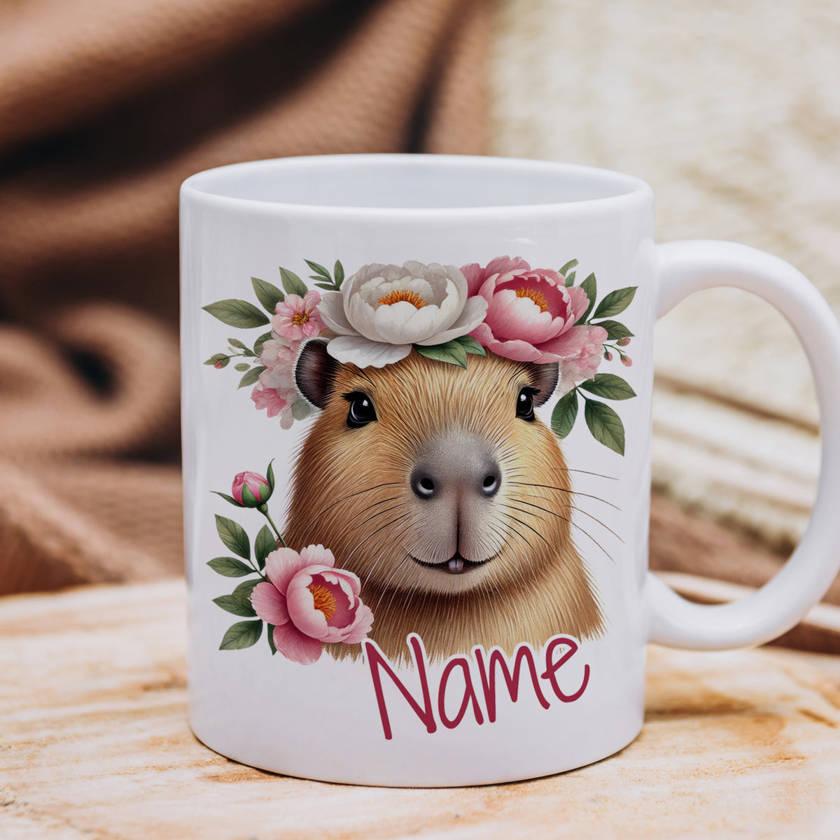 Tasse mit Capybara und Blumenkranz, personalisierbar.