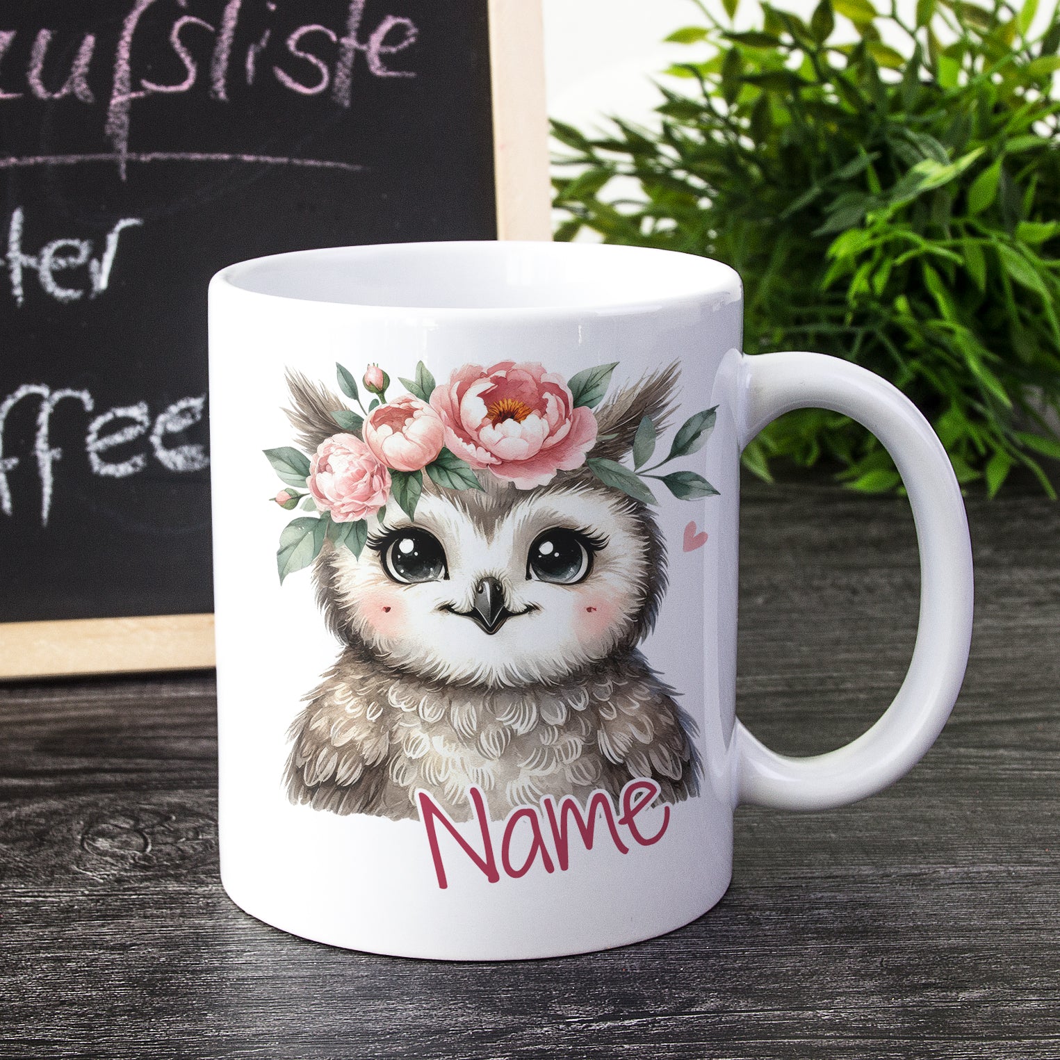Kaffeetasse mit süßem Eulenmotiv und Blumenkranz.
