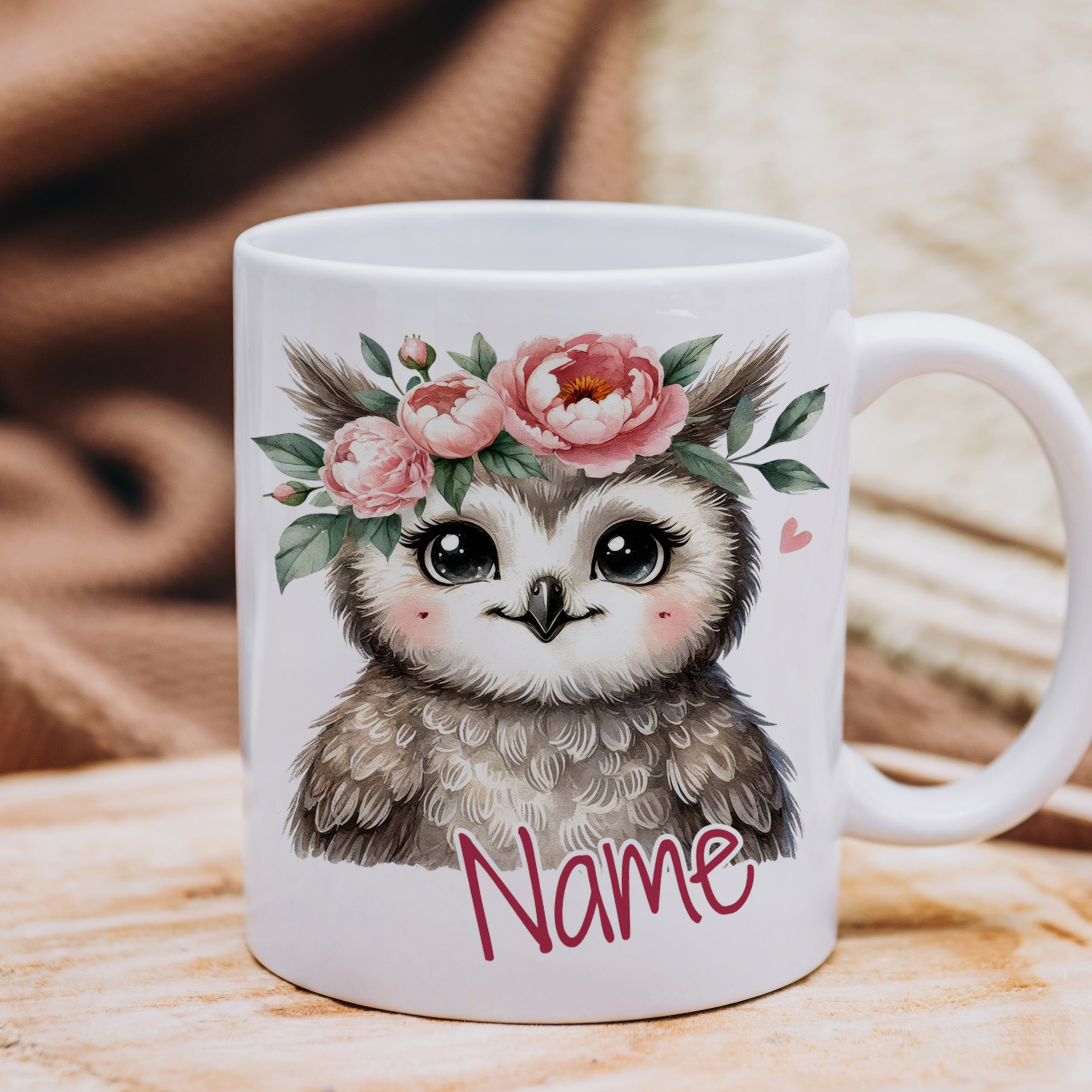 Weißer Becher mit süßer Eule und Blumenkranz.