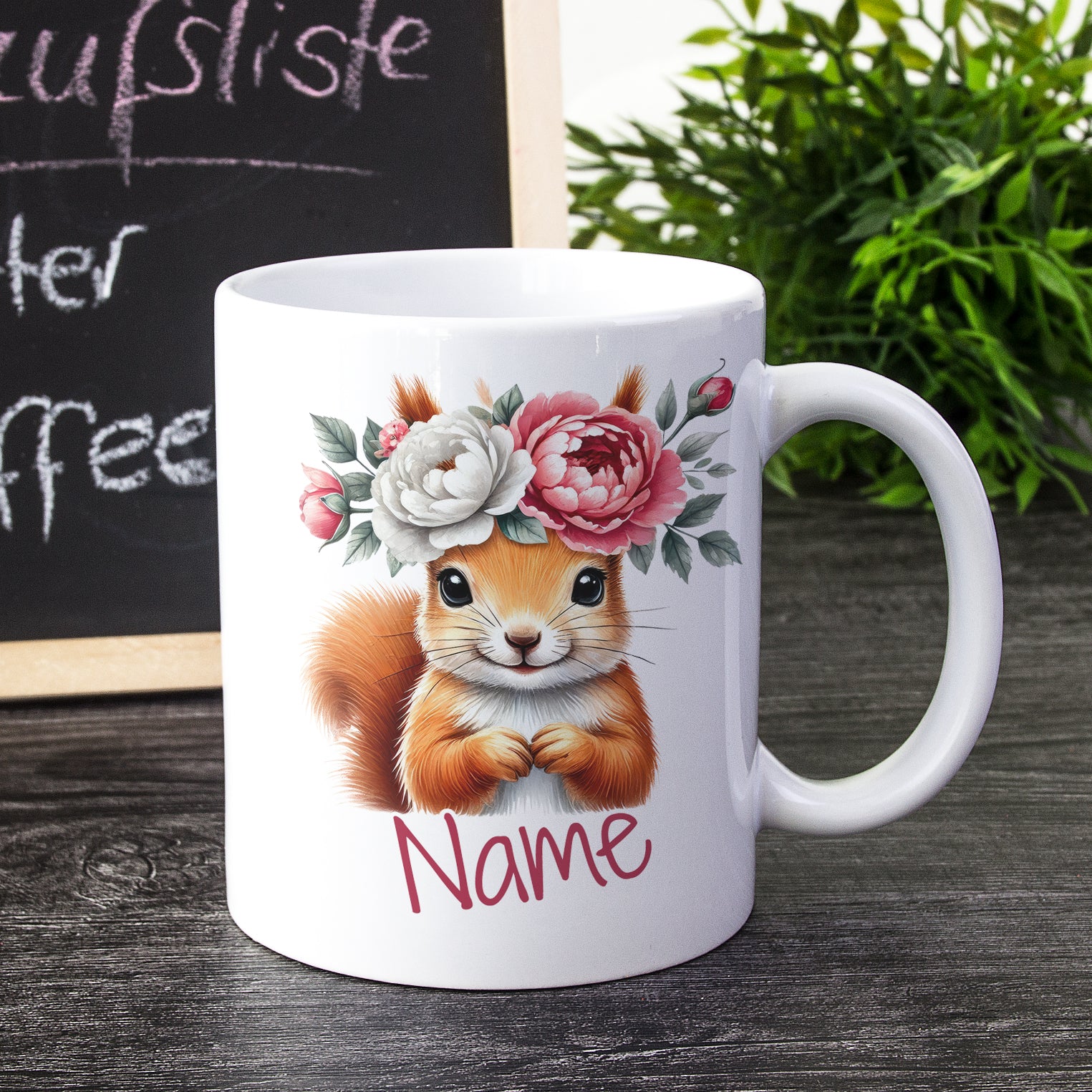 Tasse mit Eichhörnchen und Blumenkranz, personalisierbar.