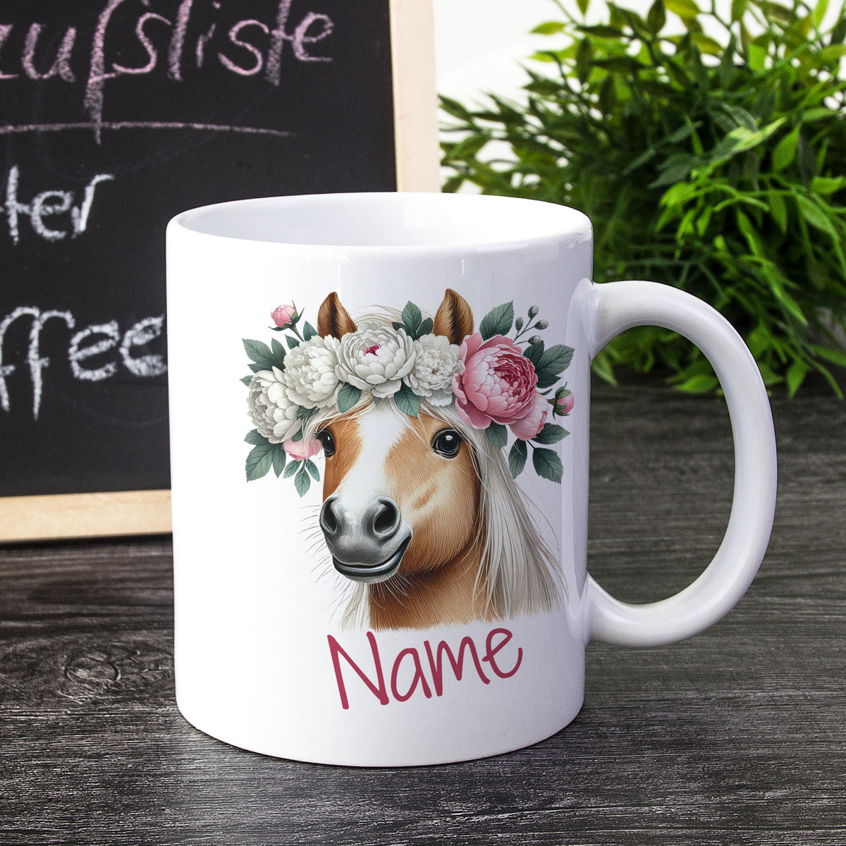 Tasse mit Pferdemotiv und Blumenkranz, personalisiert mit "Name".