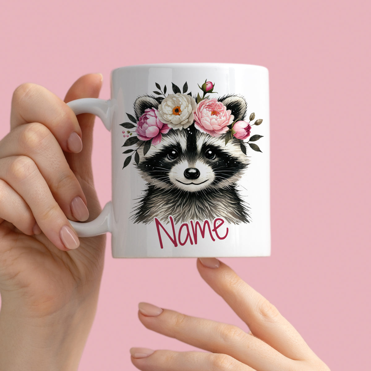 Tasse mit Waschbär und Blumen, personalisierbar.