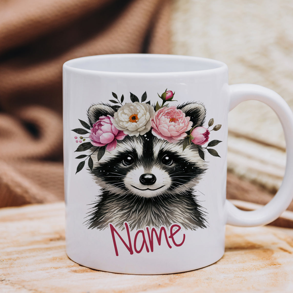 Weiße Tasse mit Waschbär und Blumenmotiv, personalisierbar.