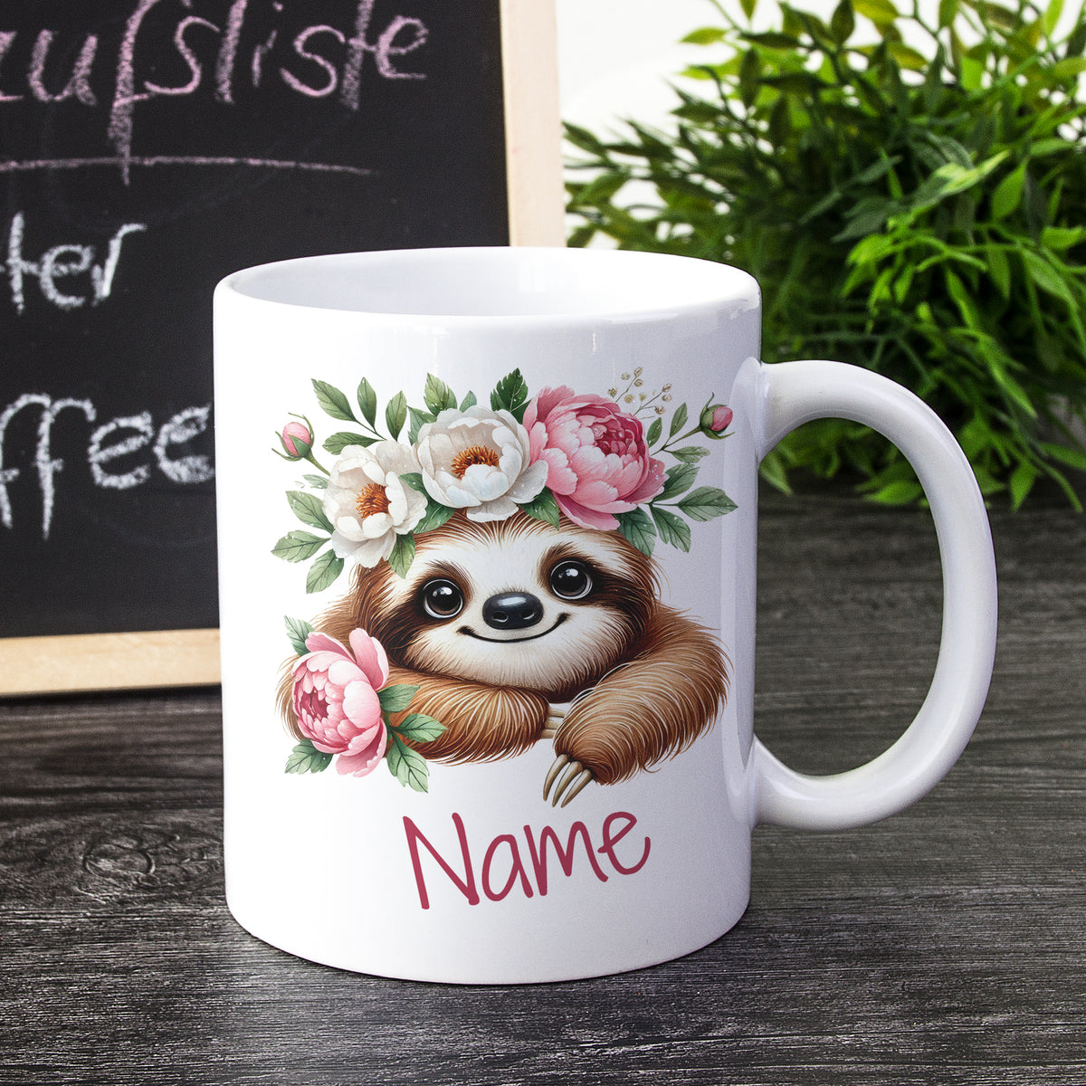 Tasse mit Faultier-Design und Blumen, personalisierbar.