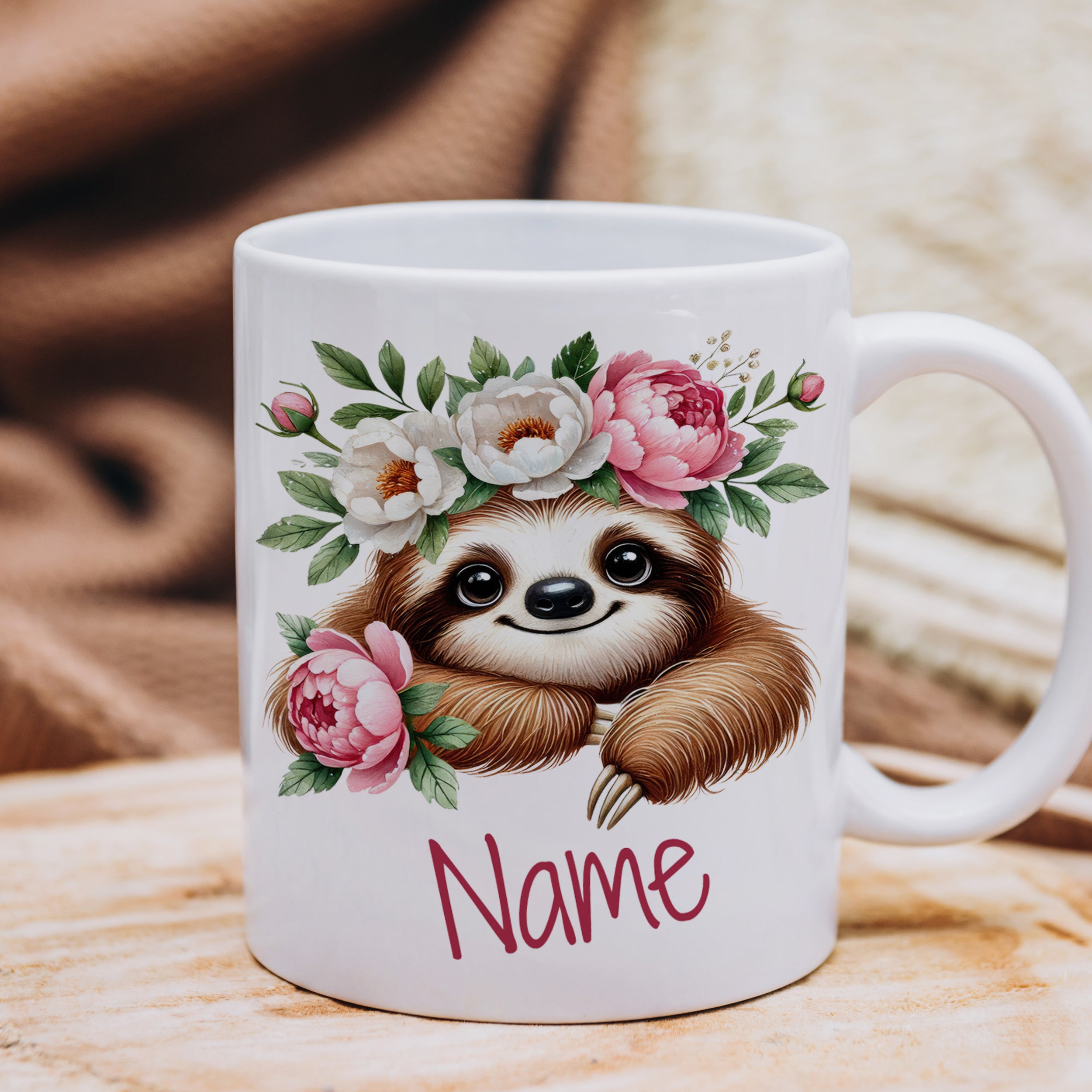 Tasse mit einem niedlichen Faultier und Blumenkranz.