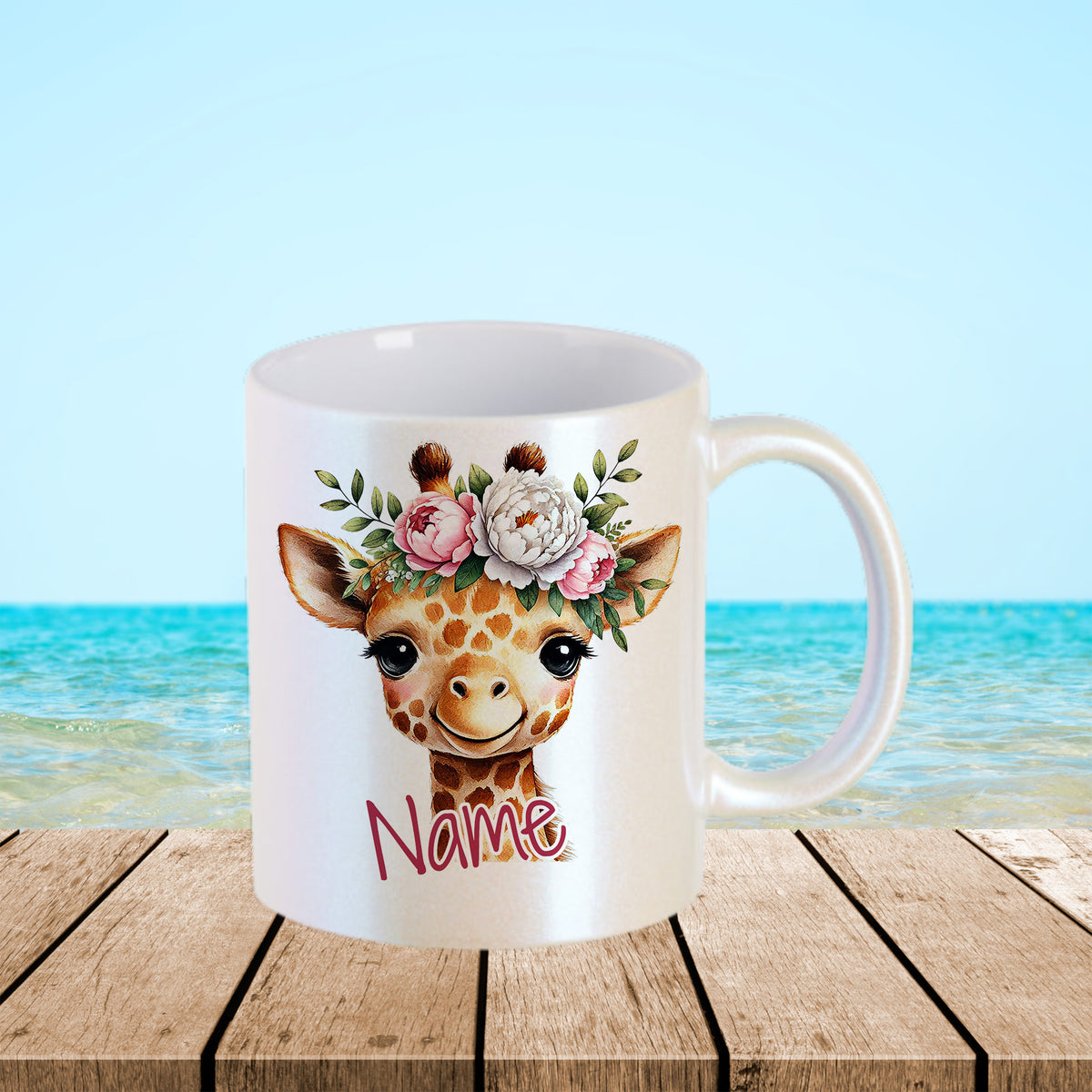 Tasse mit Giraffenmotiv und Blumenkranz, personalisierbar.