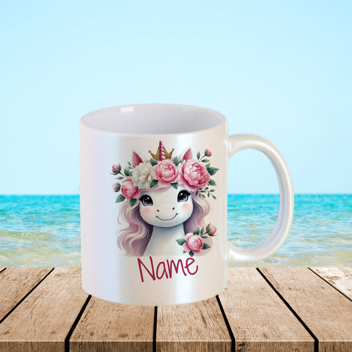 Weißer Becher mit Einhorn und Blumenmotiv, personalisierbar.