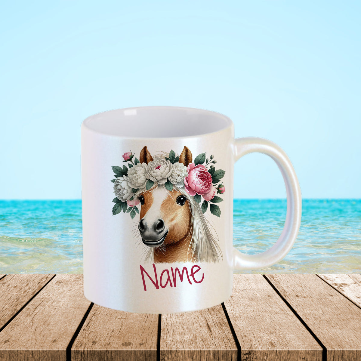 Tasse mit Pferdemotiv und Blumenkranz, personalisierbar.