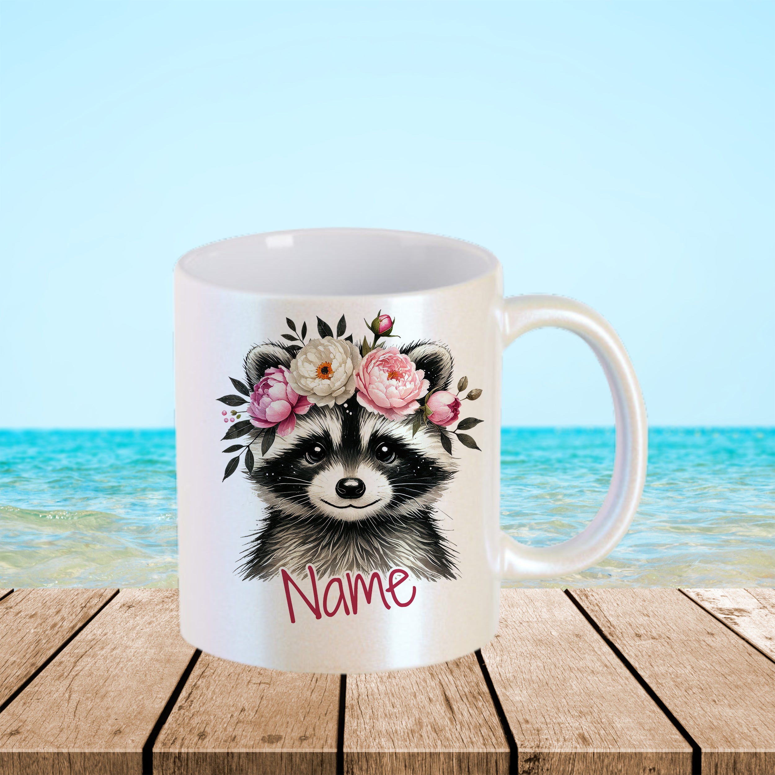 Tasse mit Waschbär-Motiv und Blumen, personalisierbar.