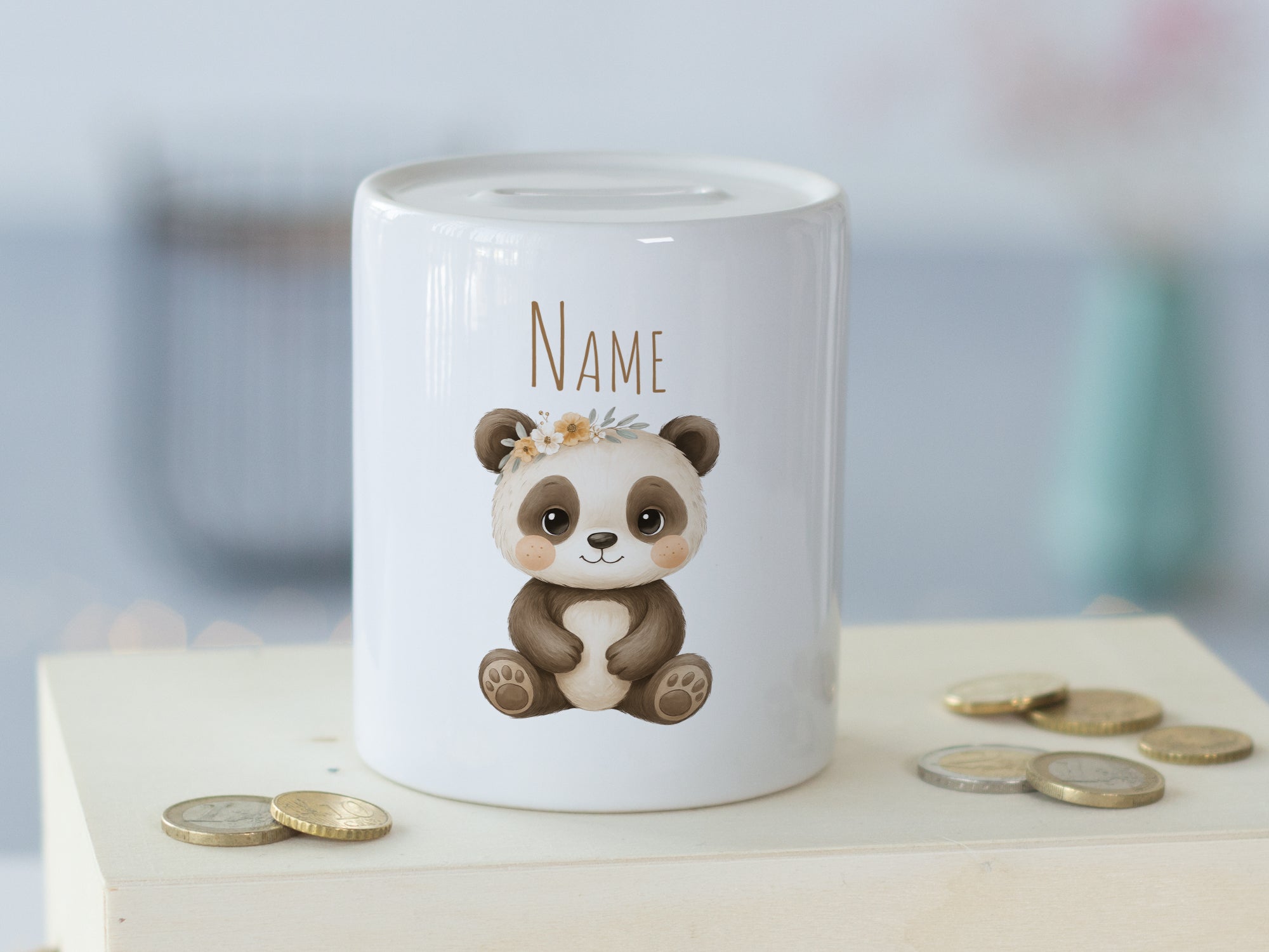 Weißes Sparschwein mit niedlichem Panda-Motiv und Platz für Namen.
