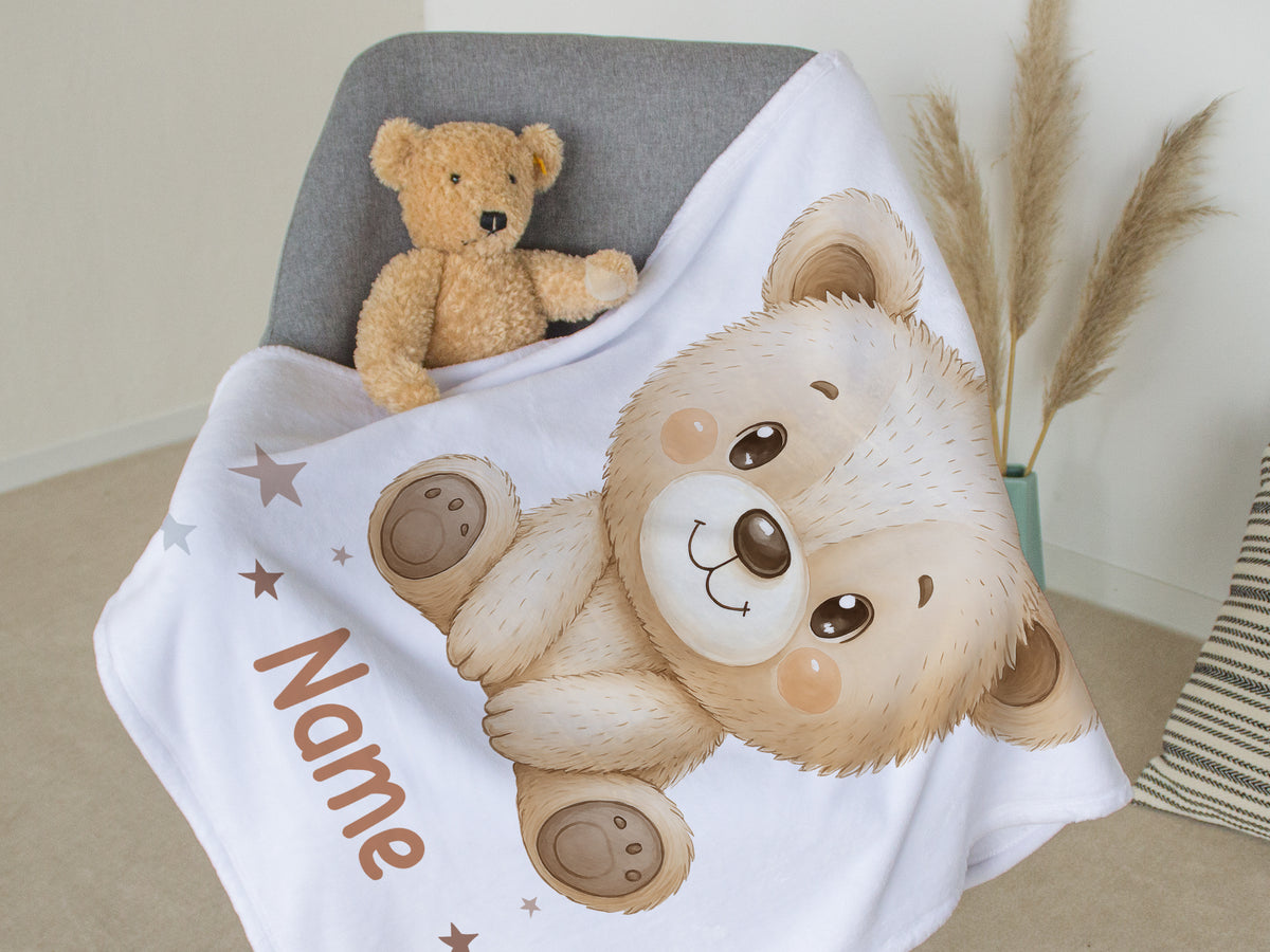 Kuscheldecke mit Bärenmotiv und personalisiertem Namen.