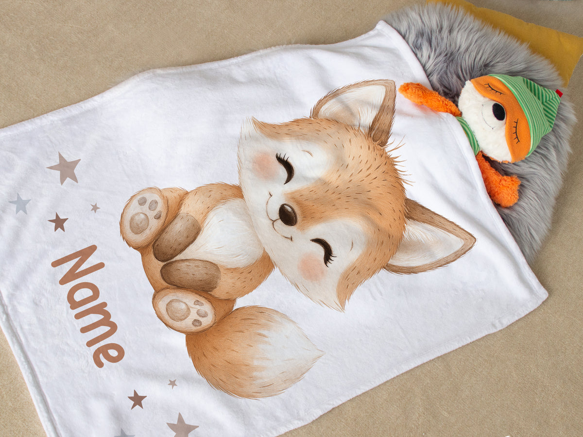 Flauschige Decke mit niedlichem Fuchs-Motiv in Weiß.
