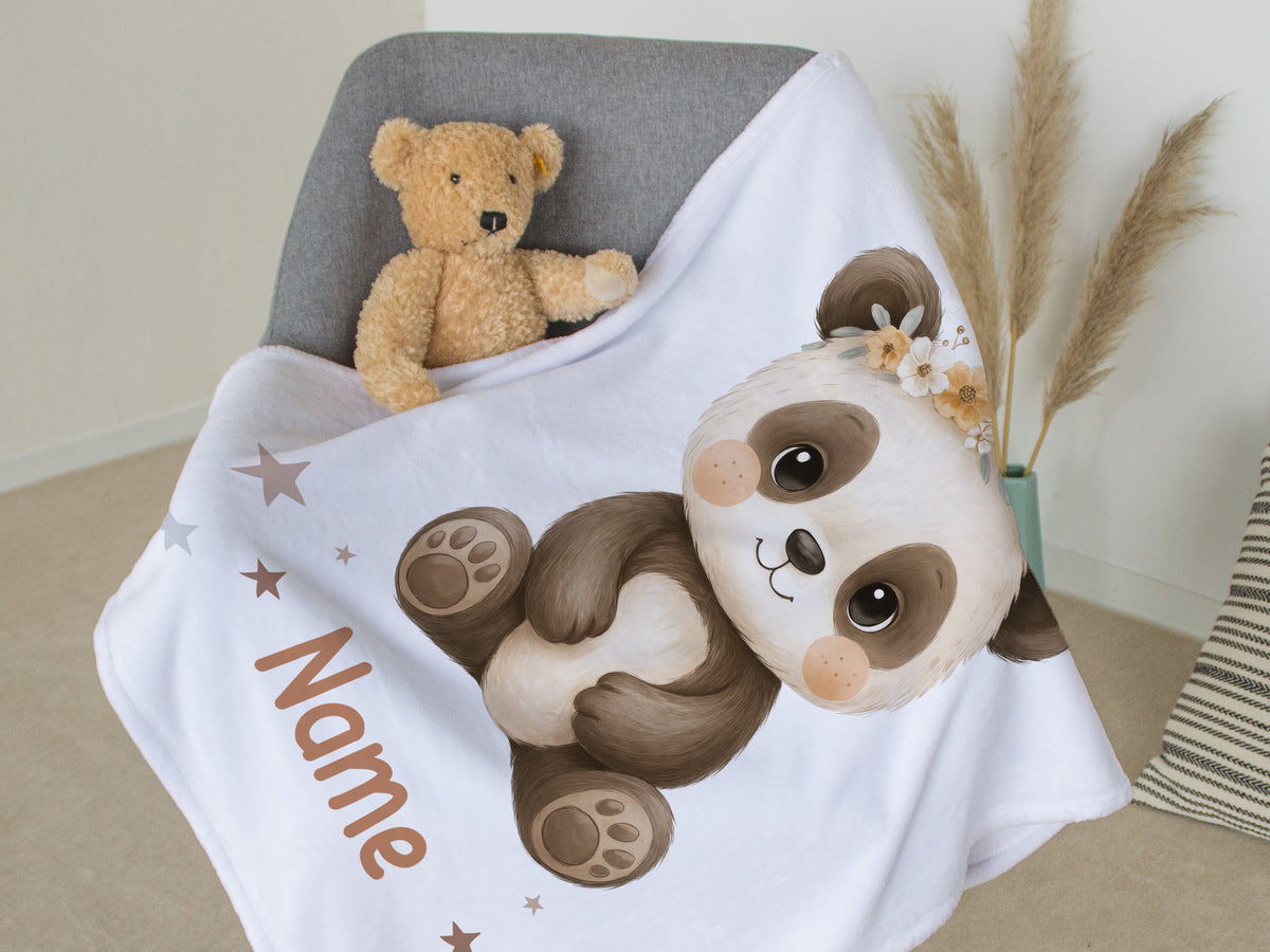 Panda-Kinderdecke mit personalisiertem Namen in Weiß.