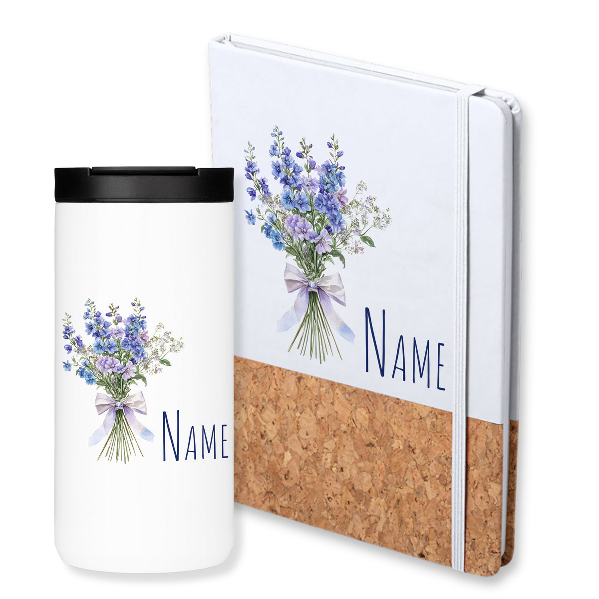 Weißer Becher und Notizbuch mit blauen Blumen und Namen.