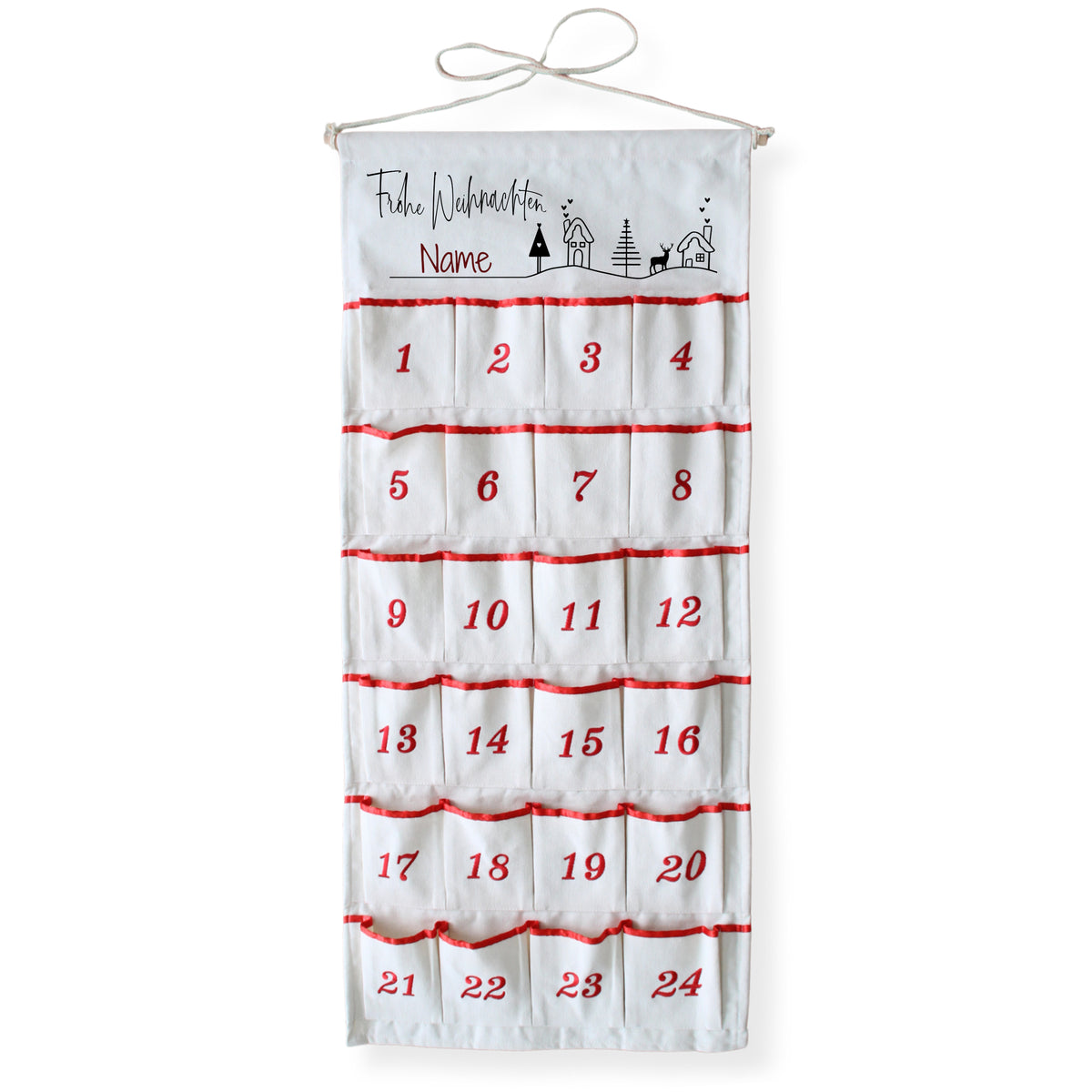 Adventskalender in Weiß mit roten Zahlen und Aufhängung.