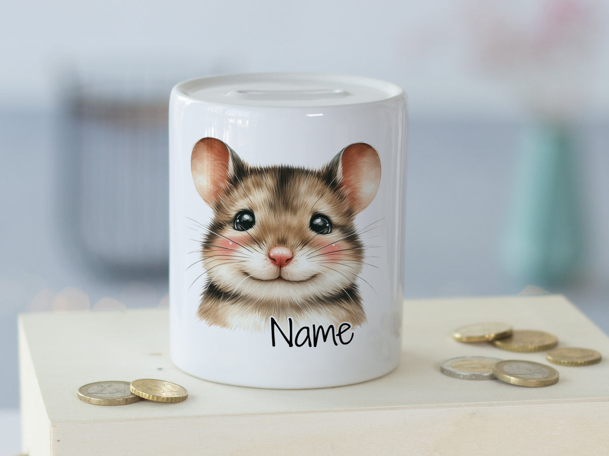 Weißes Sparschwein mit niedlichem Hamsterdesign und Platz für Namen.