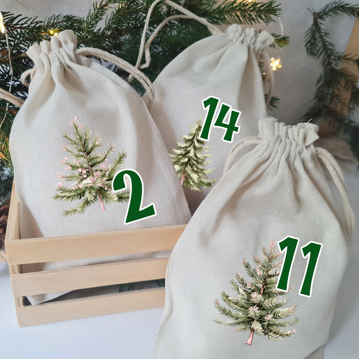 Adventskalender zum Befüllen Stoffbeutel mit Weihnachtsbaum-Motiven und Zahlen.