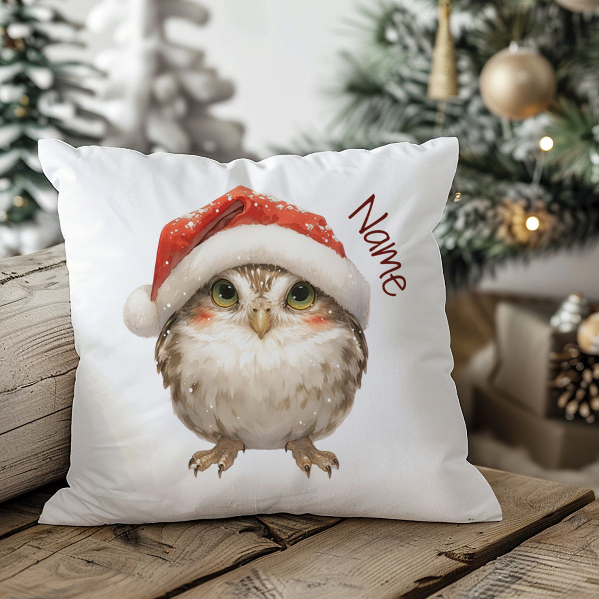Kissen mit Eule in Weihnachtsmütze, weißer Hintergrund.