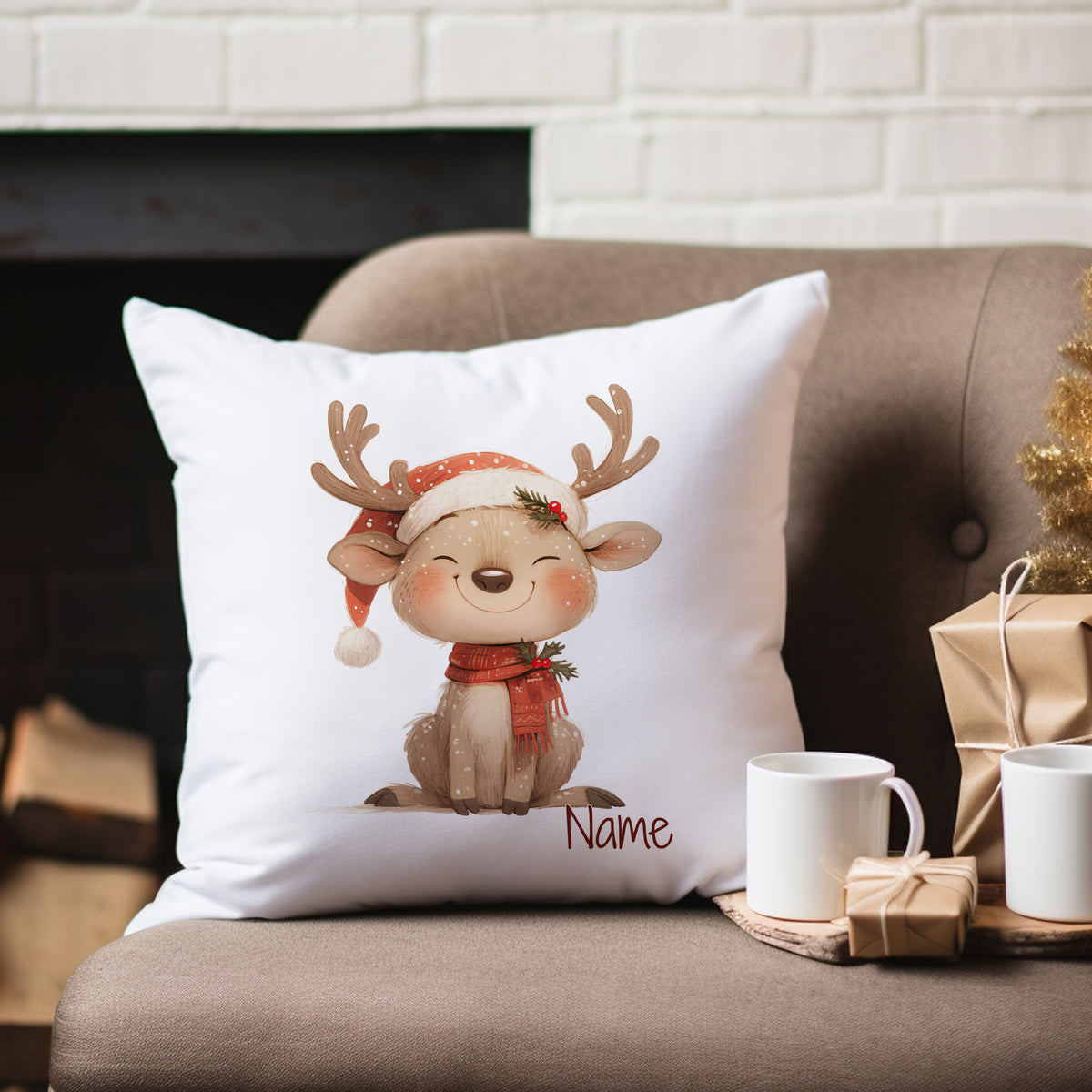Kissen mit niedlichem Rentier, rot-weißer Weihnachtsmütze, personalisierbar.