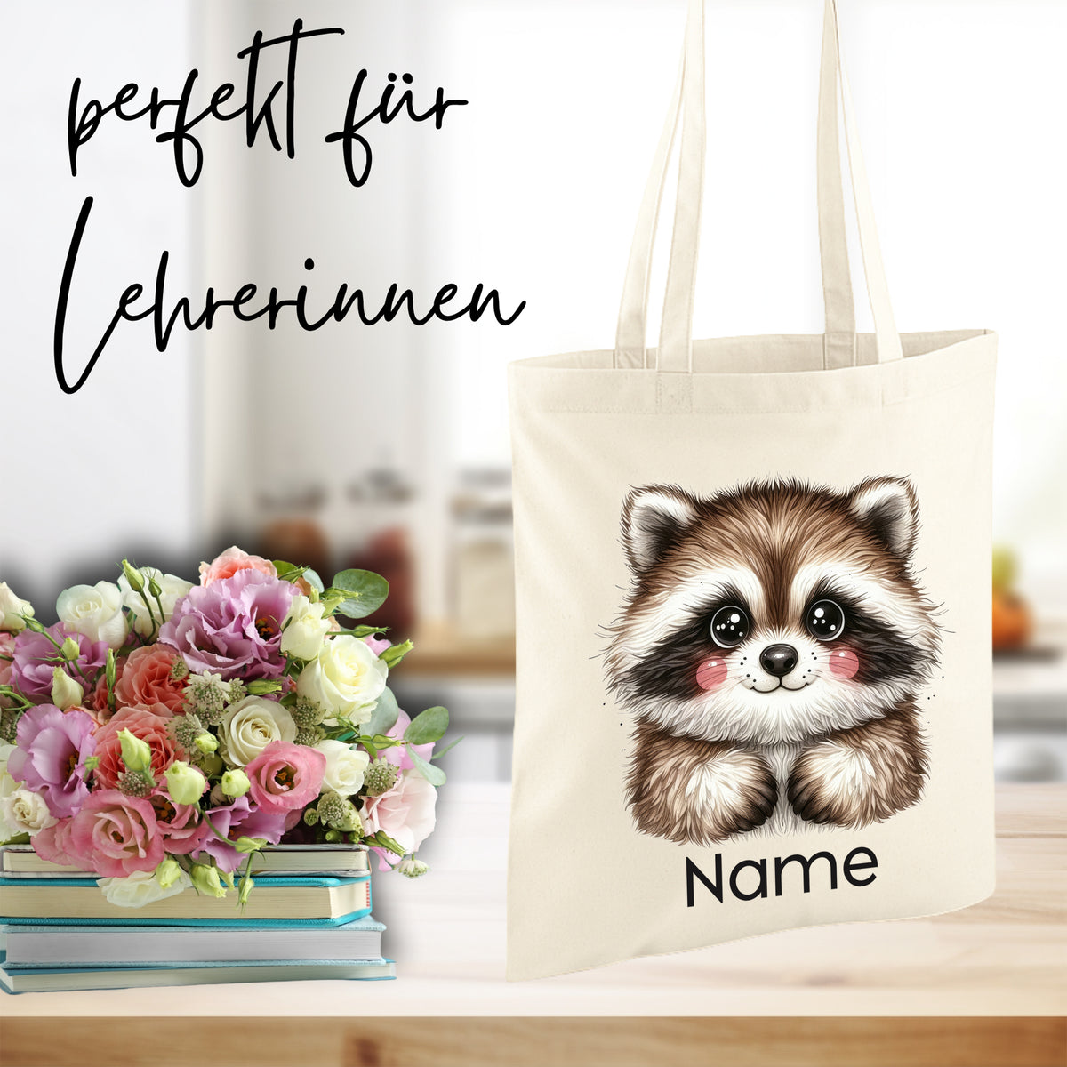 Beige Tasche mit niedlichem Waschbären und Platz für Namen.