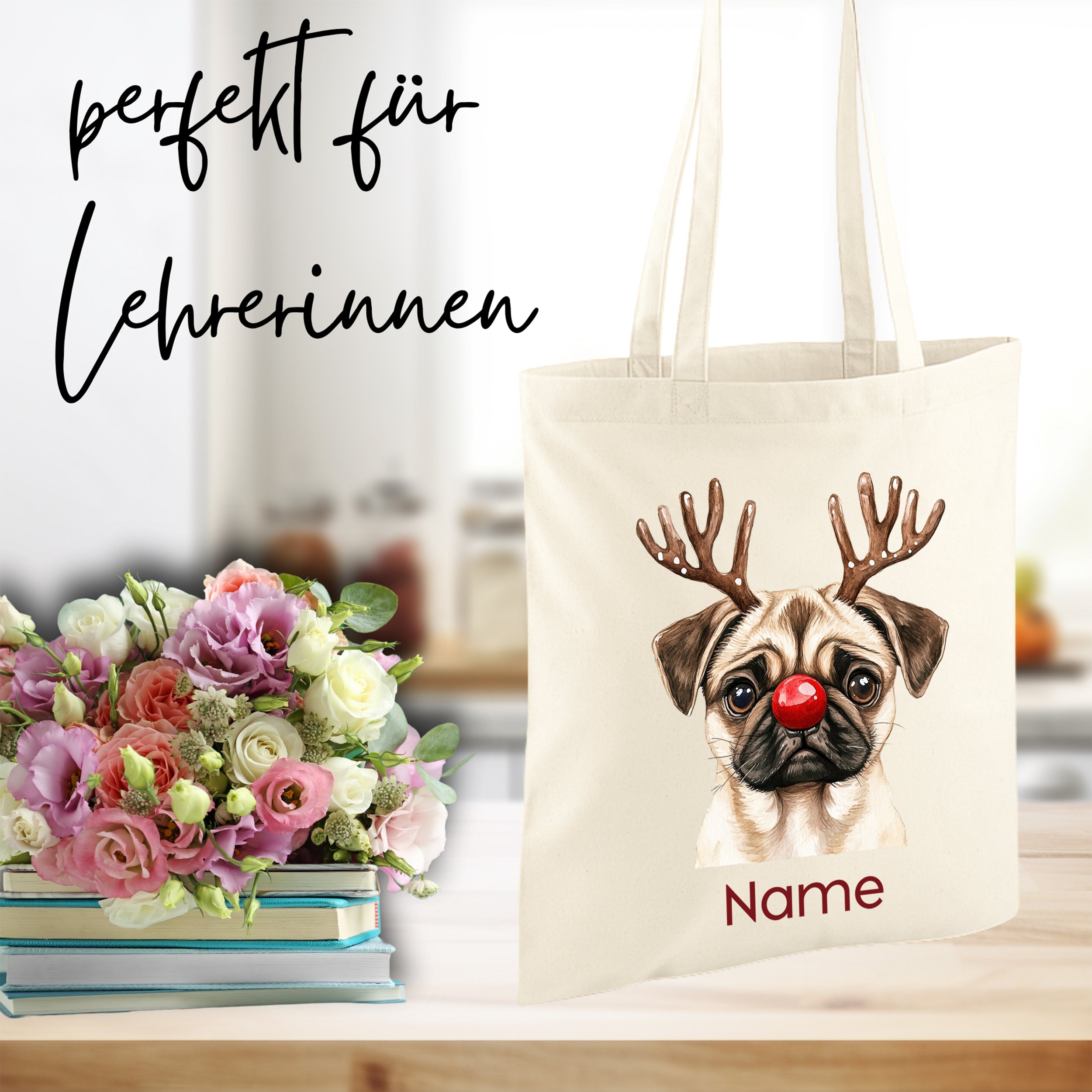 Beige Tasche mit Pug und Weihnachtsgeweih, personalisierbar.