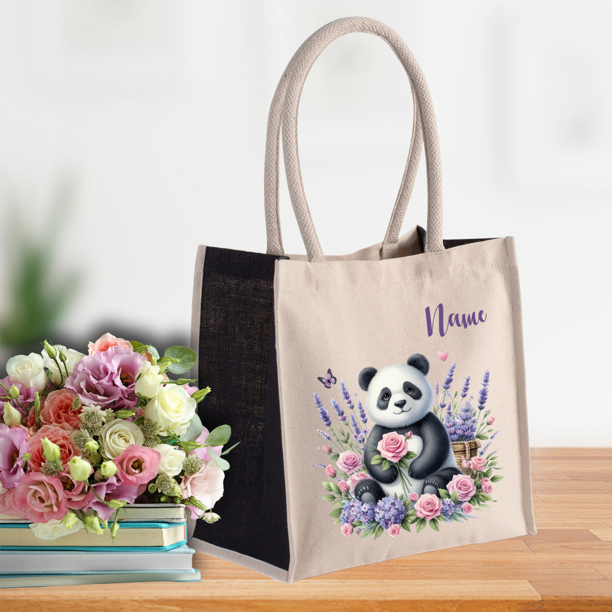 Beige Tasche mit Panda-Motiv und Blumenverzierung.