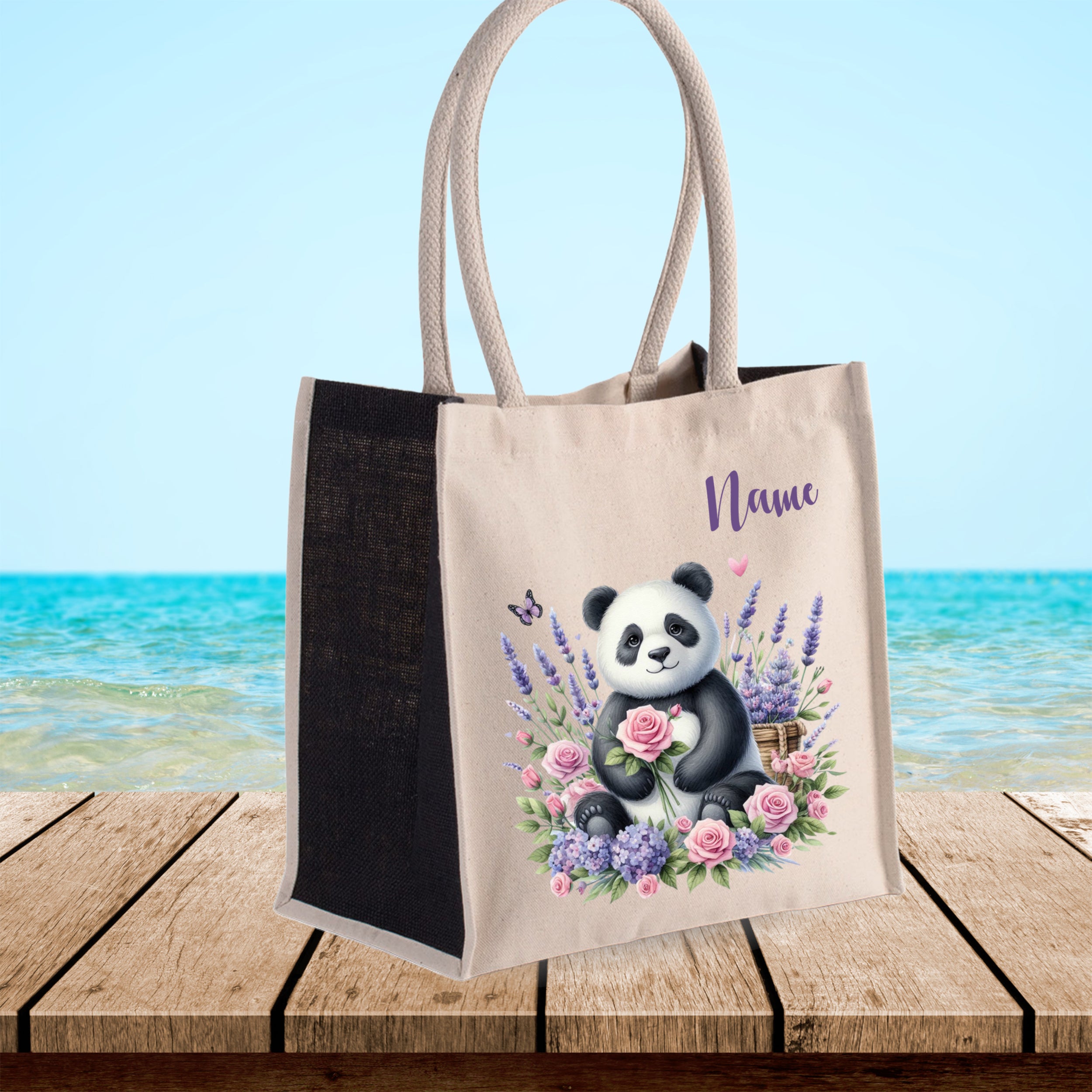 Beige Tasche mit Pandamotiv und Blumenverzierung.