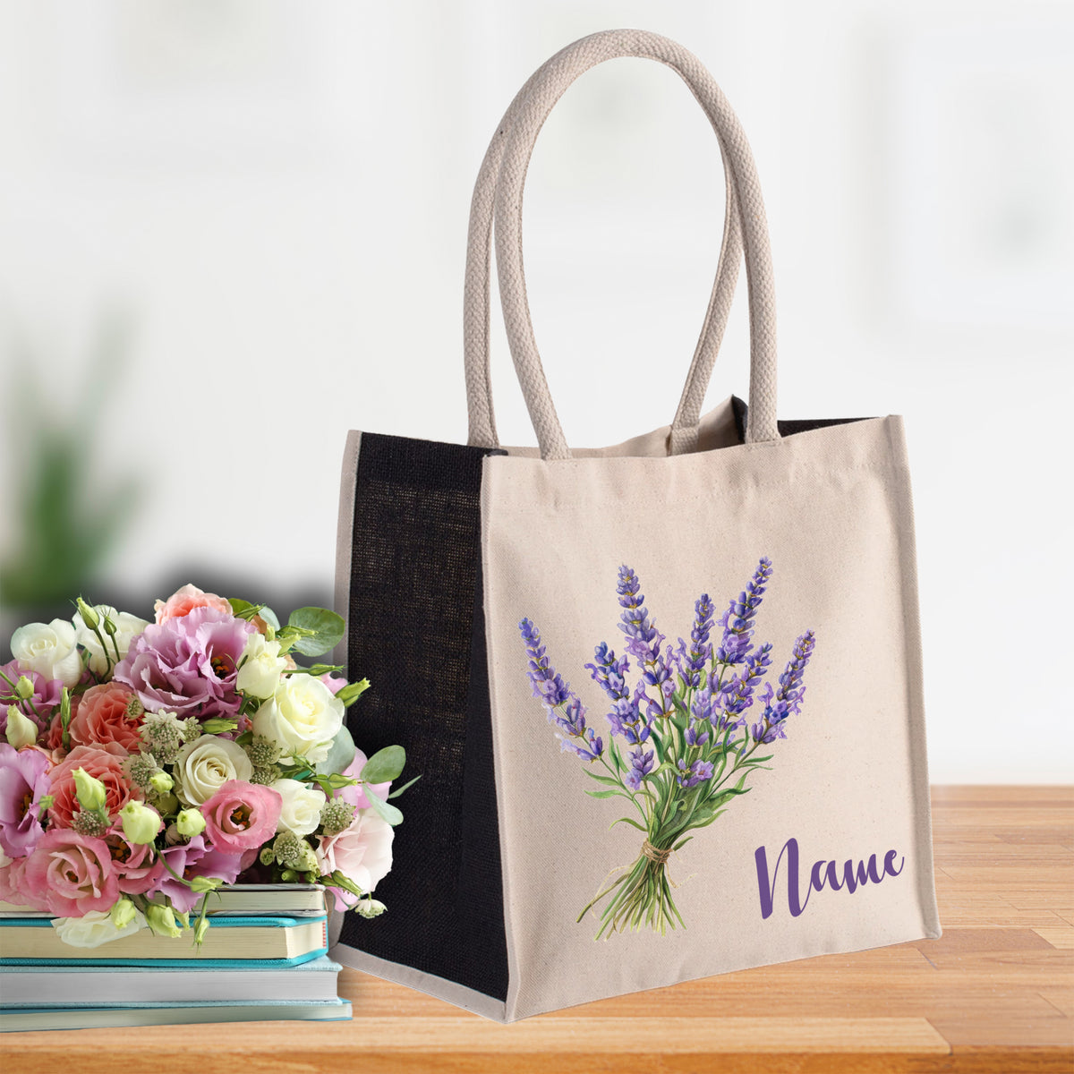Beige Tragetasche mit lila Lavendel und personalisiertem Namen.