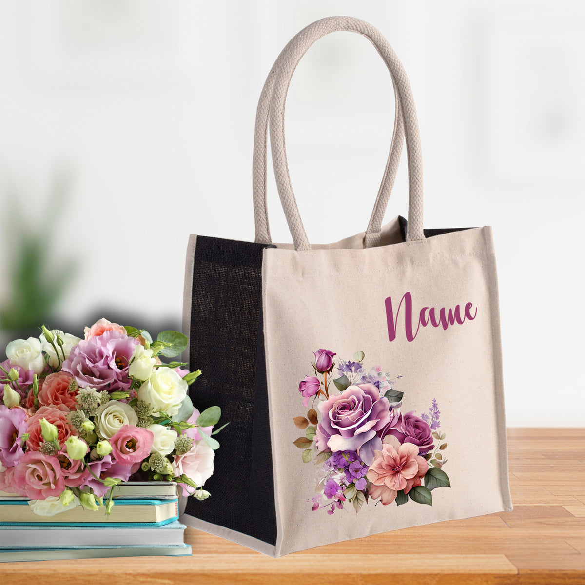 Beige Tragetasche mit bunten Blumen und personalisiertem Namen.
